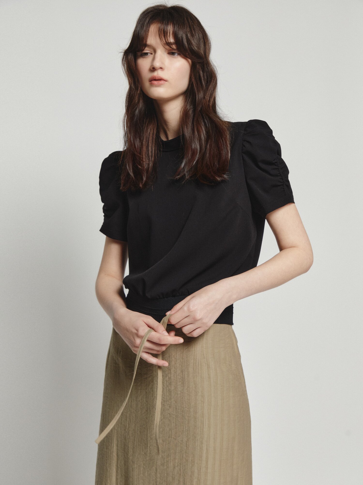 셔링 슬리브 밴딩 블라우스 (BLACK)