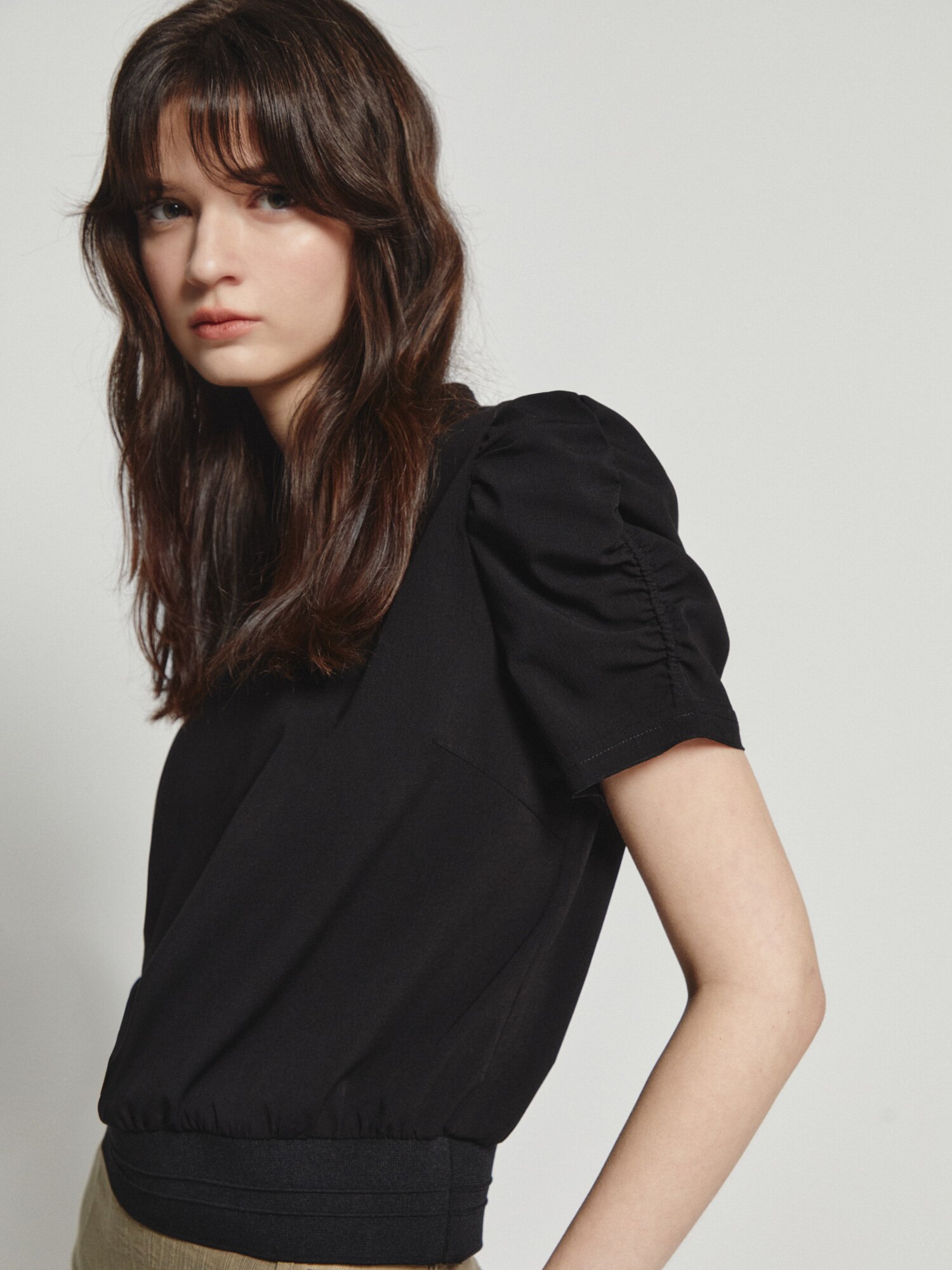 셔링 슬리브 밴딩 블라우스 (BLACK)