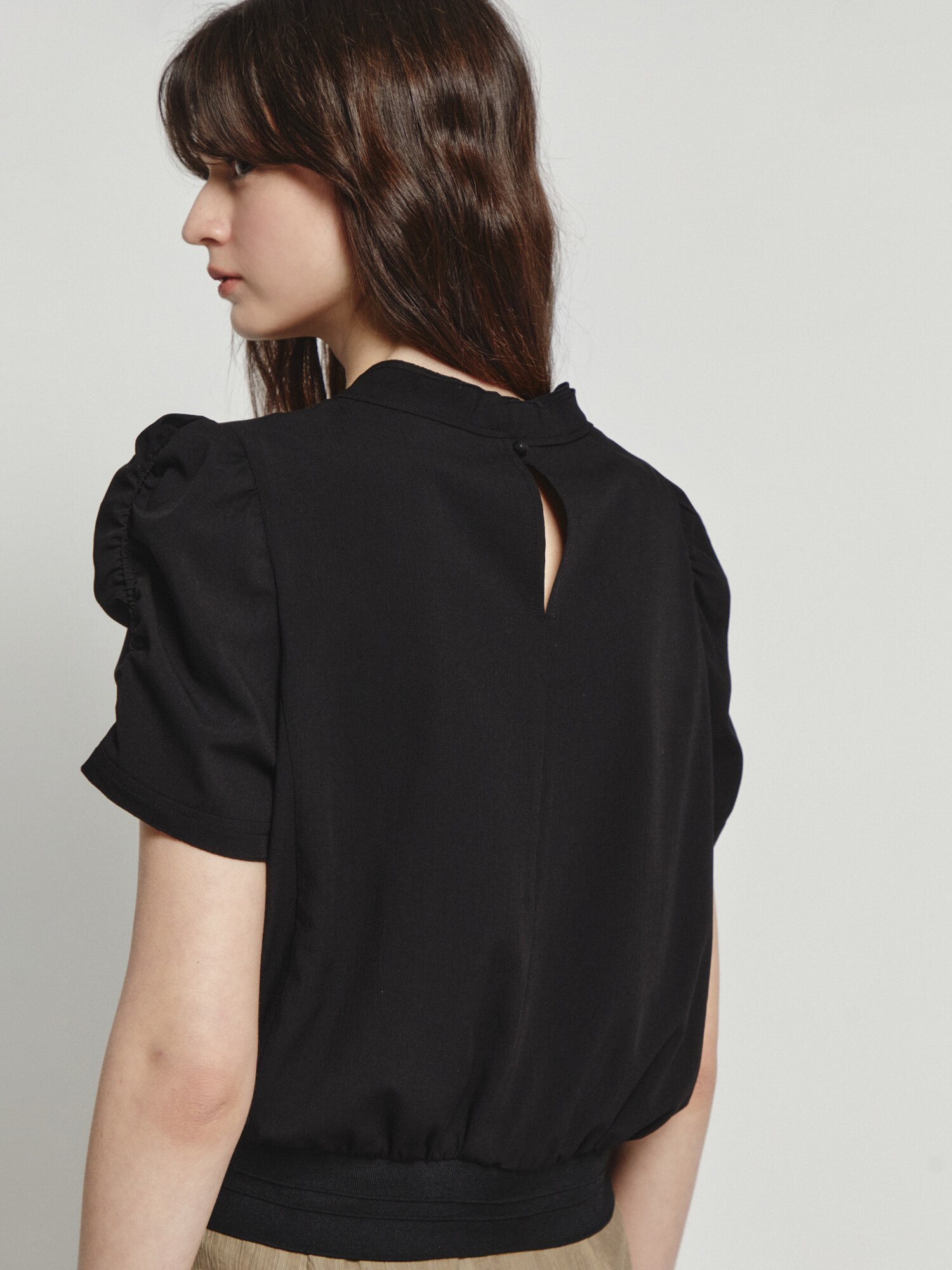 셔링 슬리브 밴딩 블라우스 (BLACK)