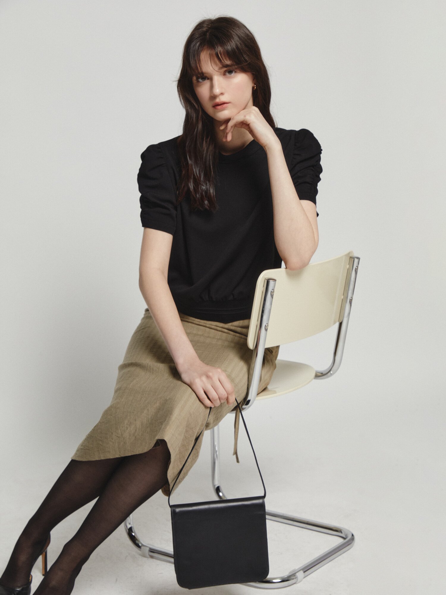 셔링 슬리브 밴딩 블라우스 (BLACK)