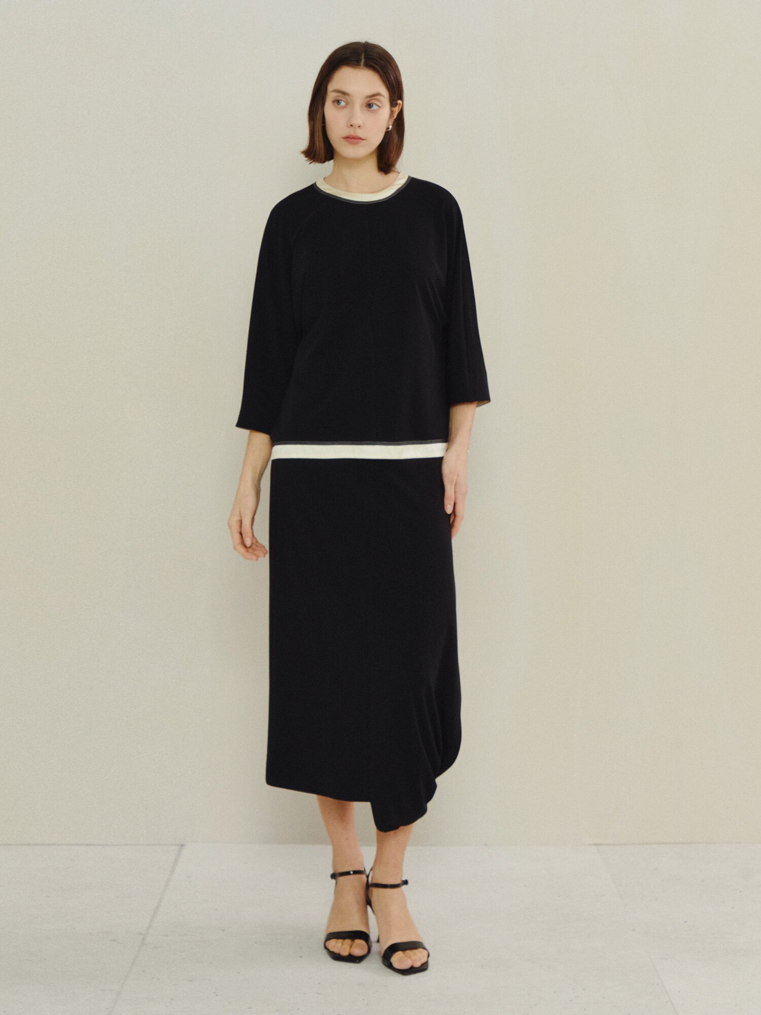 모던 백 지퍼 가죽 슬라이더 포인트 탑 (BLACK)