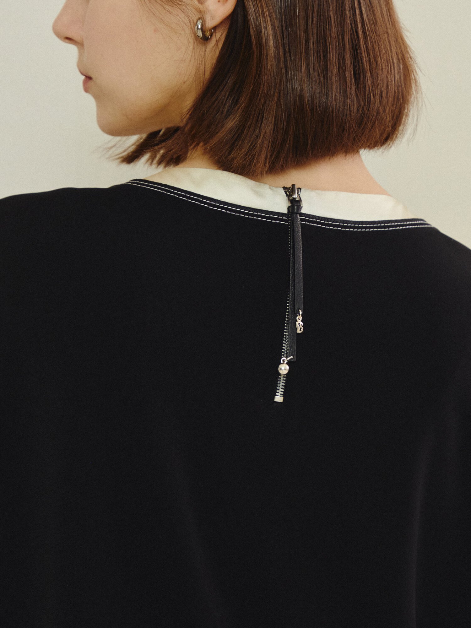 모던 백 지퍼 가죽 슬라이더 포인트 탑 (BLACK)