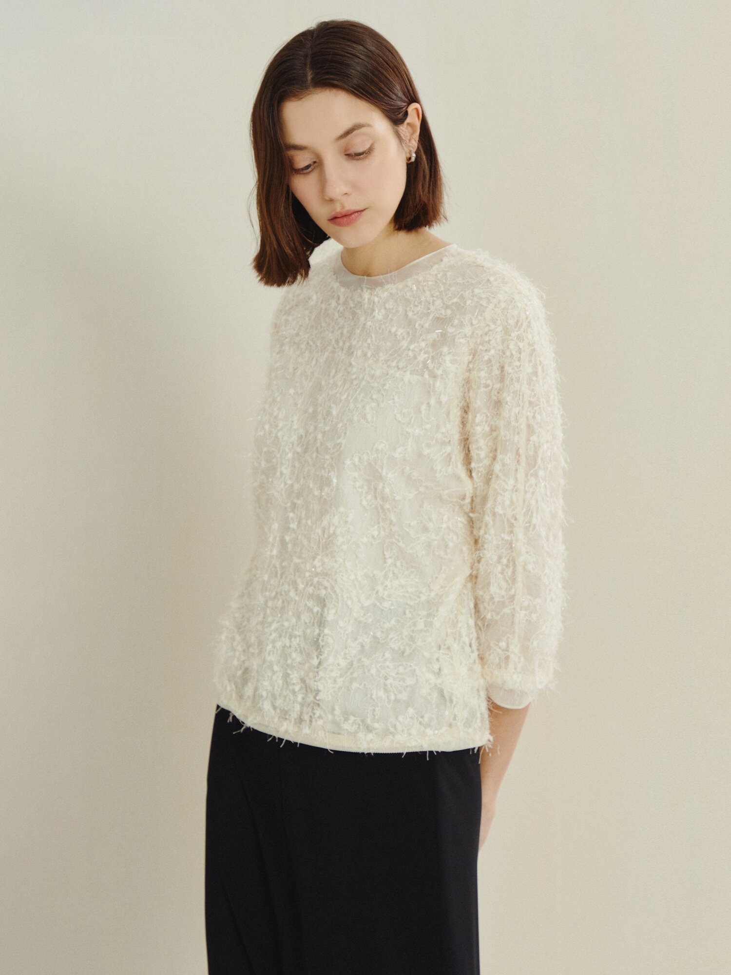 라이트 스팽글 백 버튼 블라우스 (IVORY)