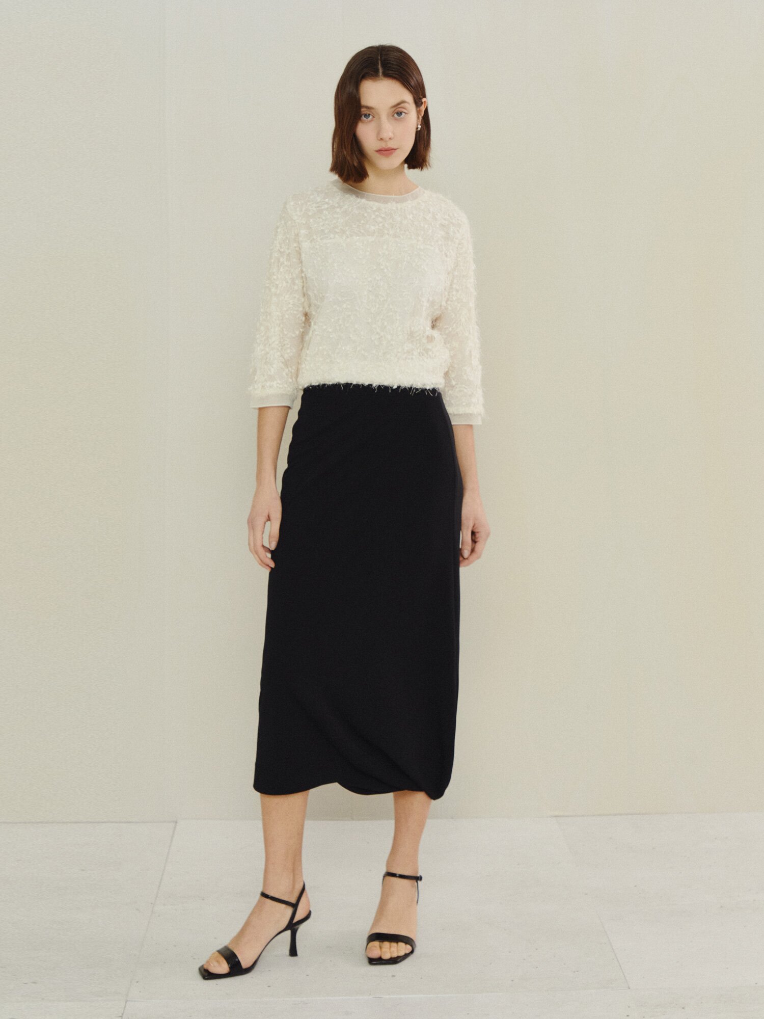 라이트 스팽글 백 버튼 블라우스 (IVORY)