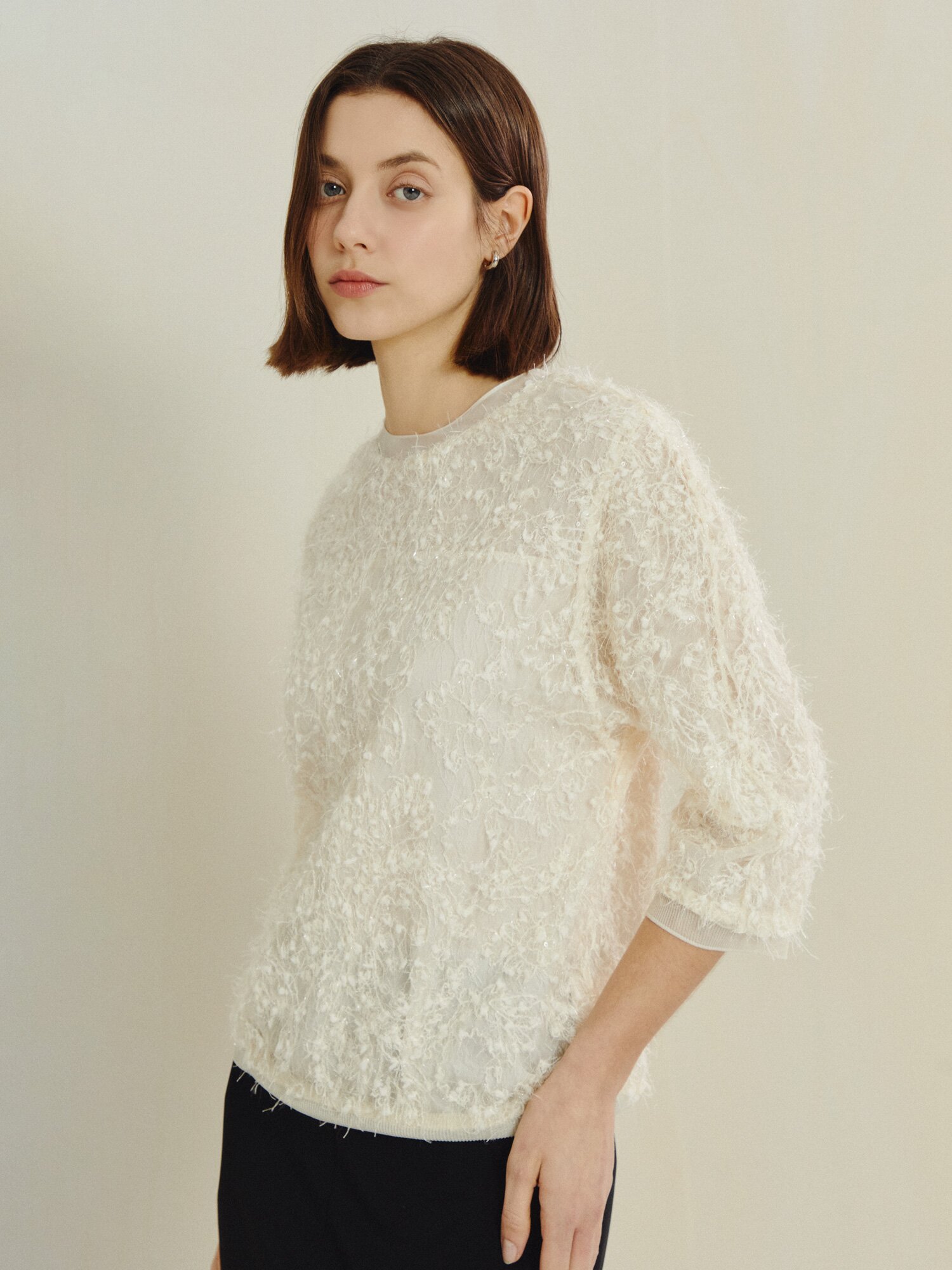 라이트 스팽글 백 버튼 블라우스 (IVORY)