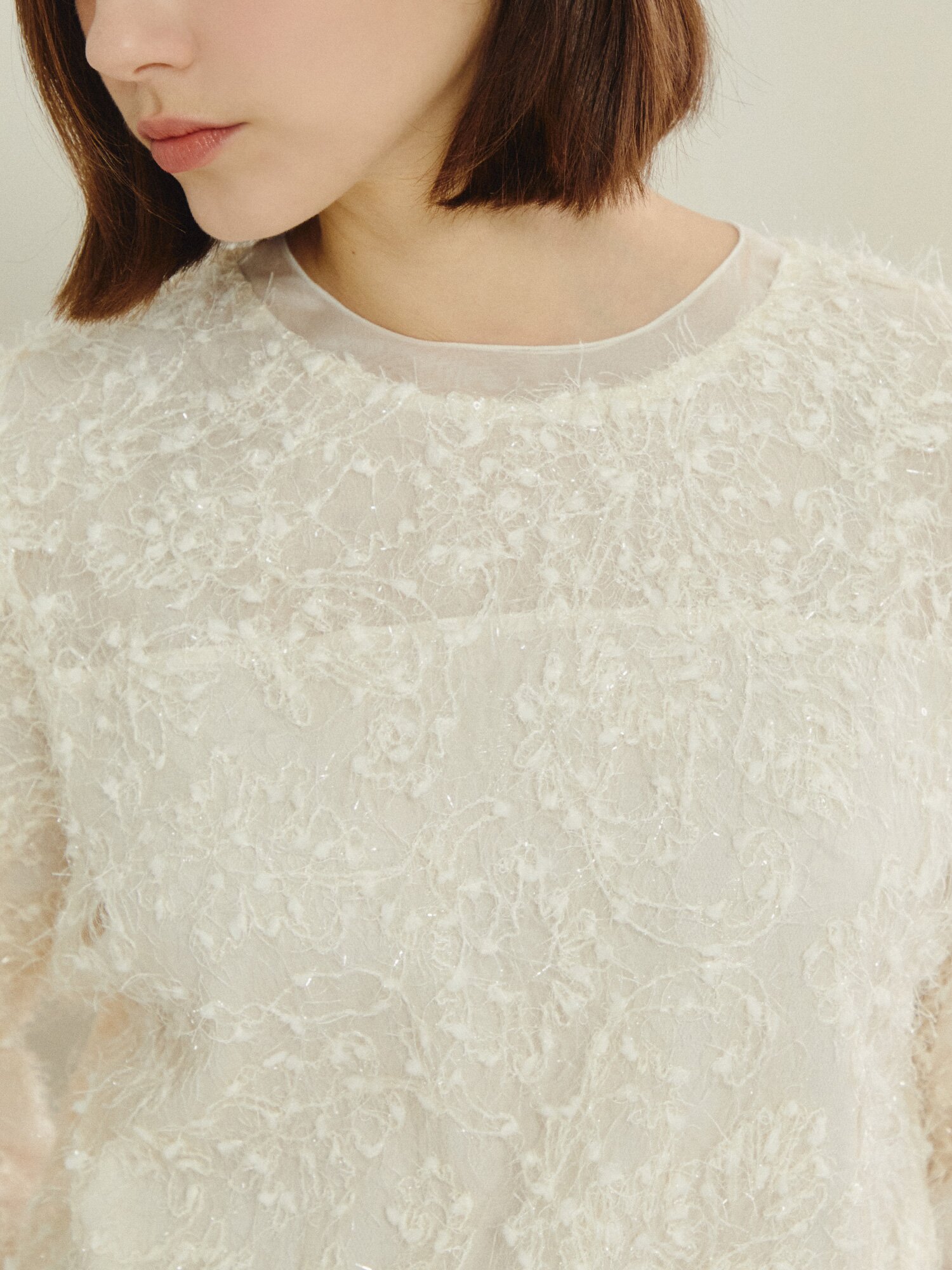 라이트 스팽글 백 버튼 블라우스 (IVORY)