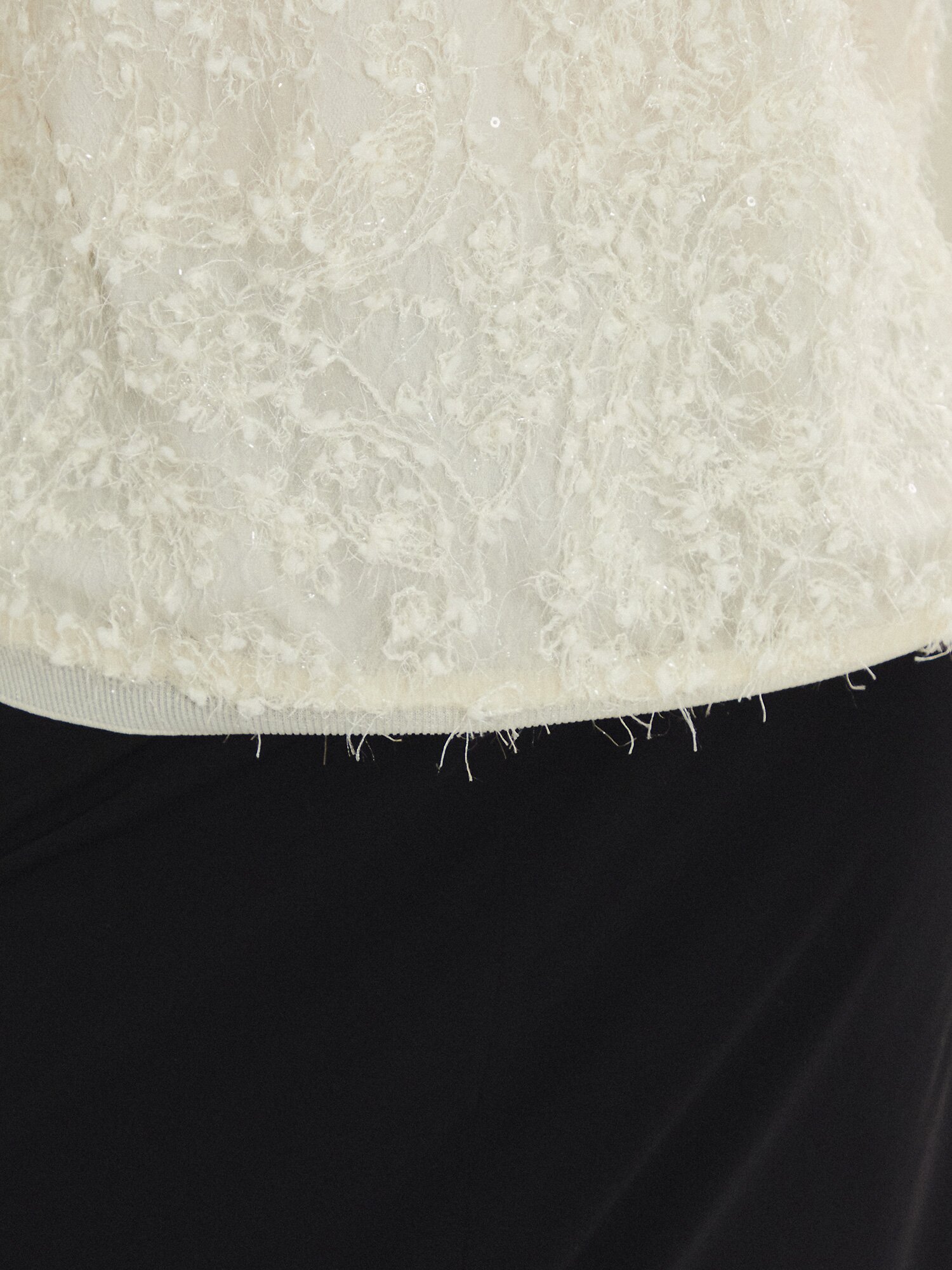 라이트 스팽글 백 버튼 블라우스 (IVORY)