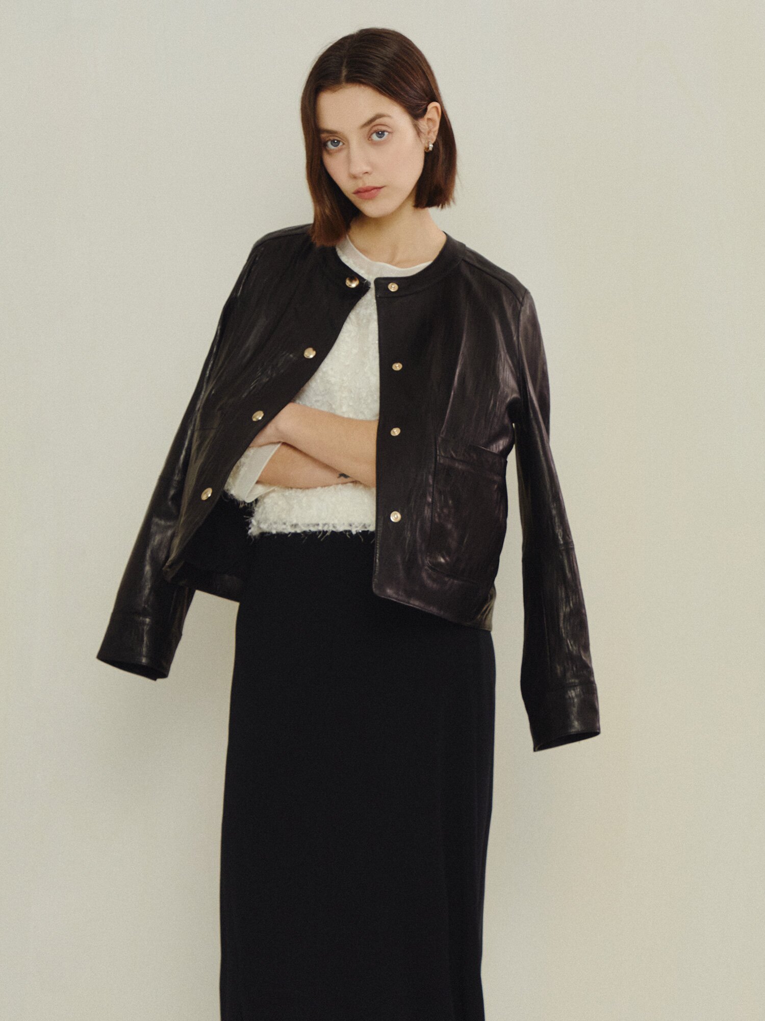 라이트 스팽글 백 버튼 블라우스 (IVORY)