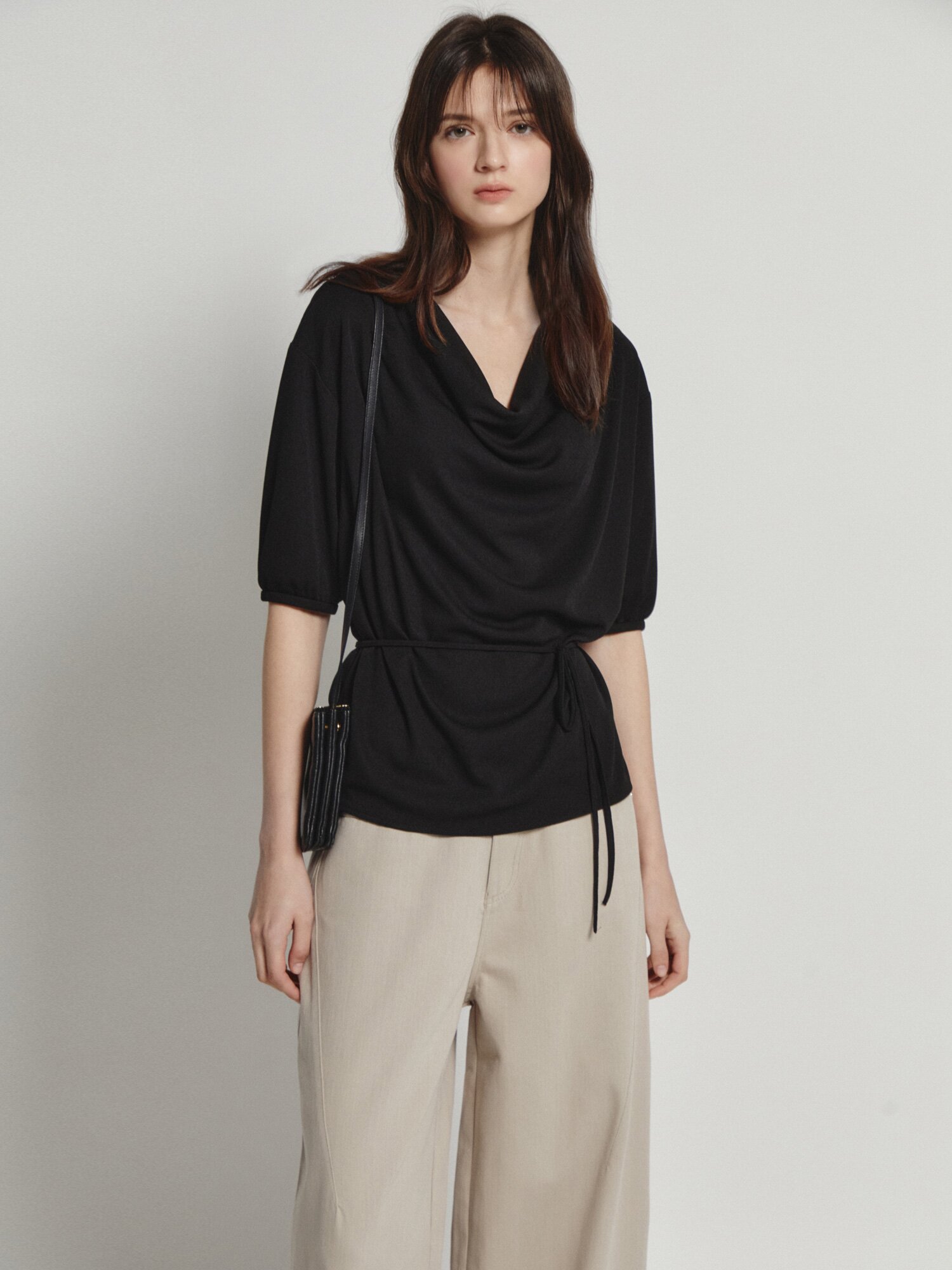 하프 슬리브 카울넥 블라우스 (BLACK)