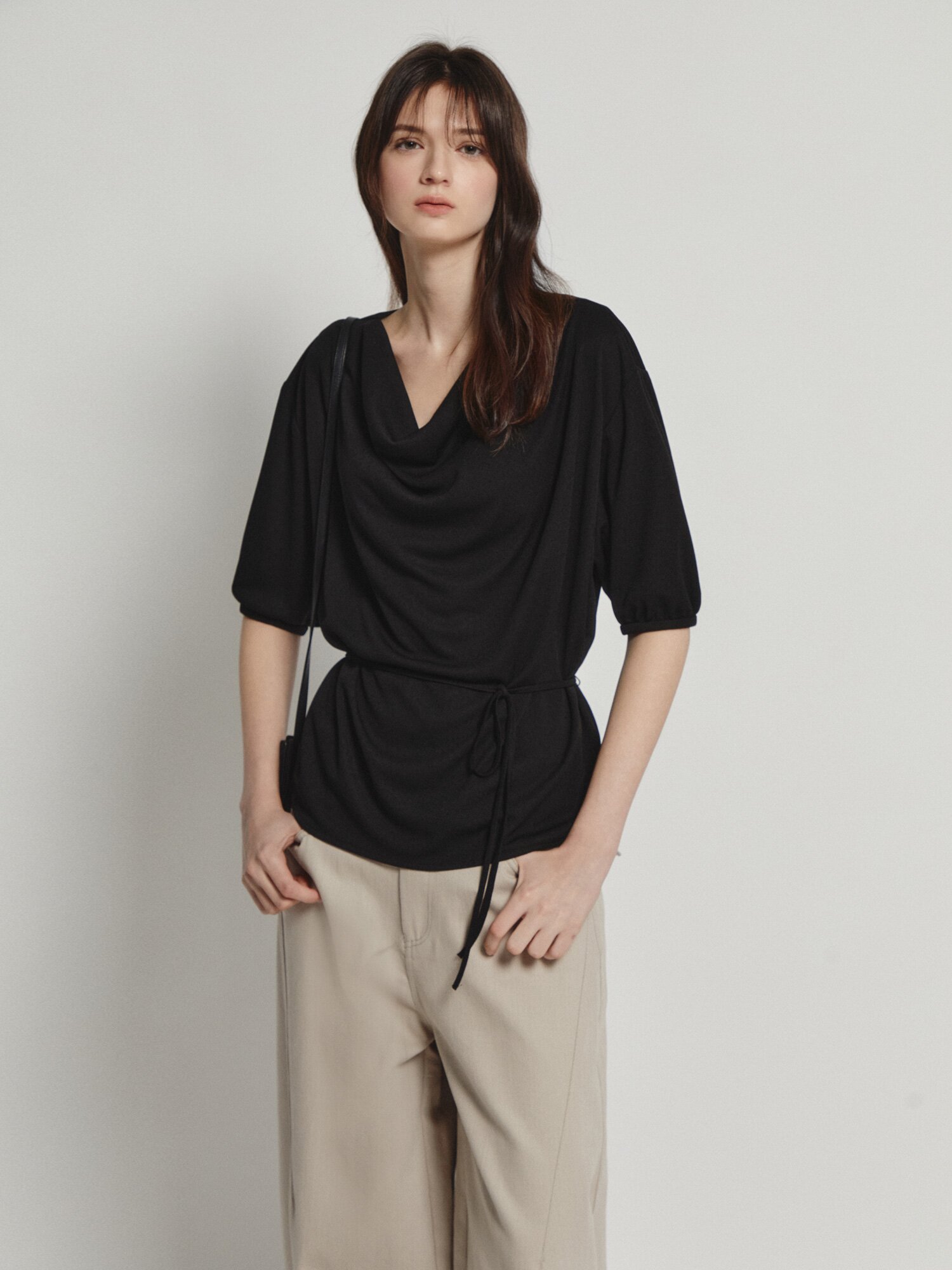 하프 슬리브 카울넥 블라우스 (BLACK)