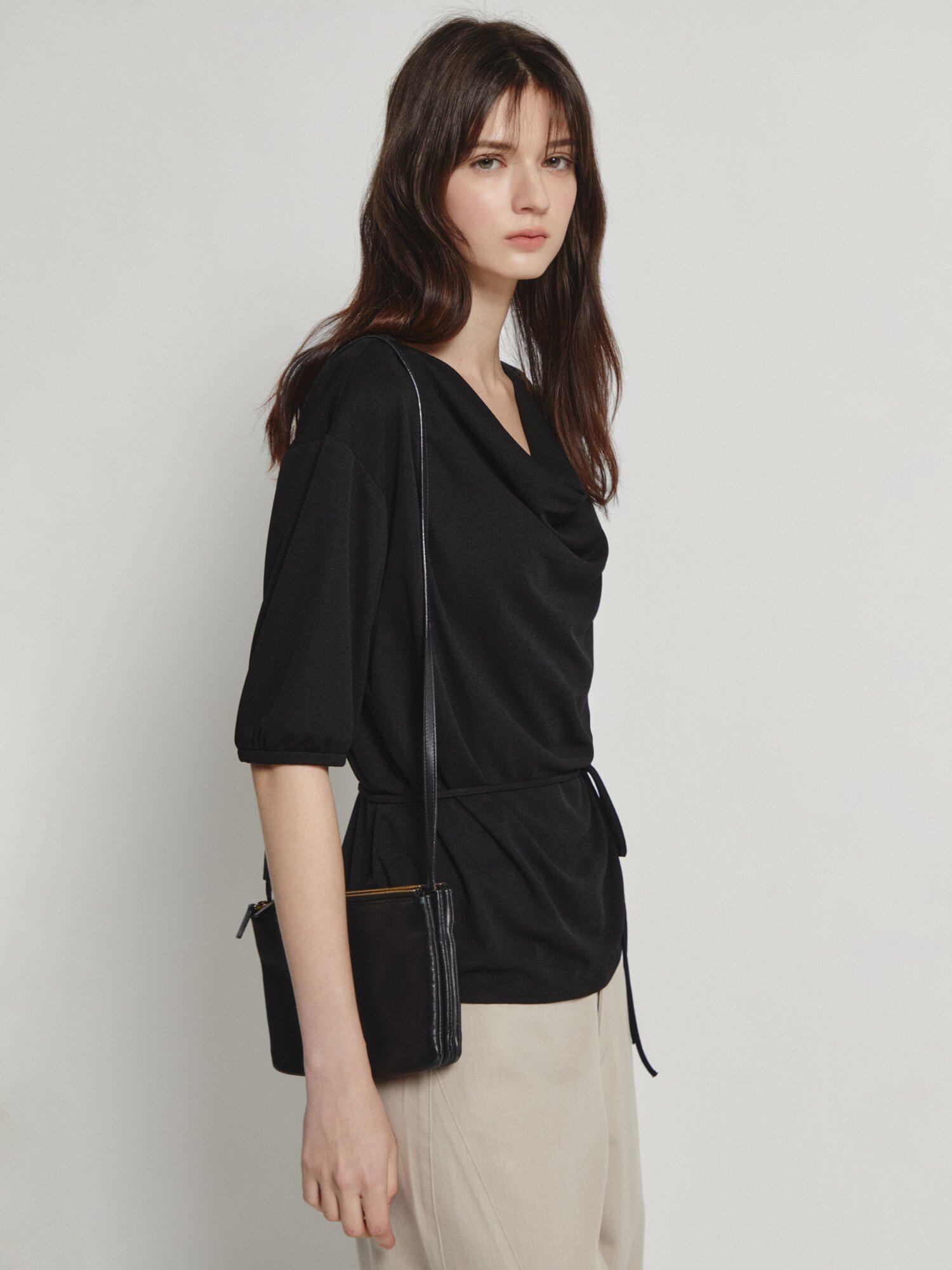 하프 슬리브 카울넥 블라우스 (BLACK)