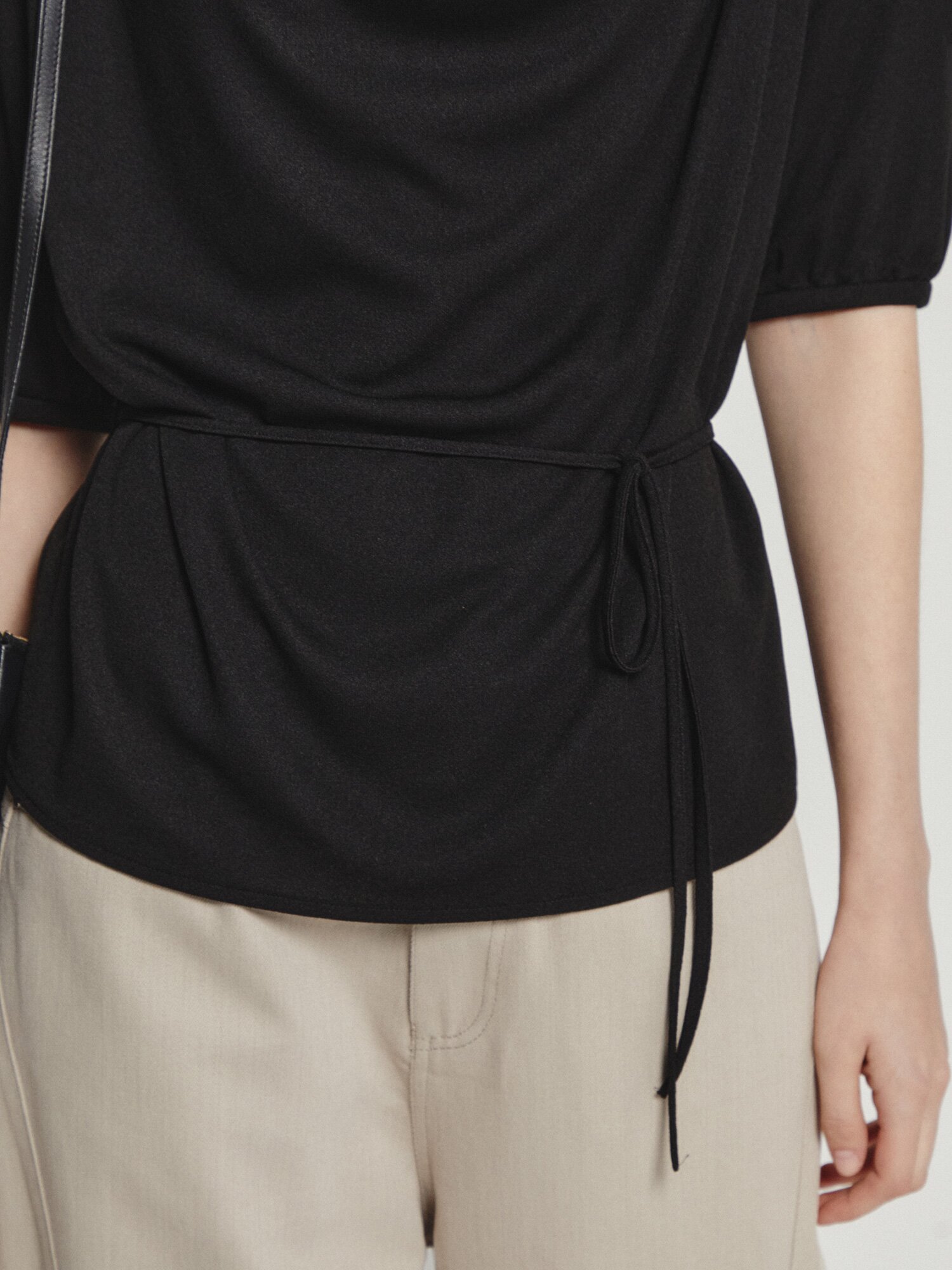 하프 슬리브 카울넥 블라우스 (BLACK)