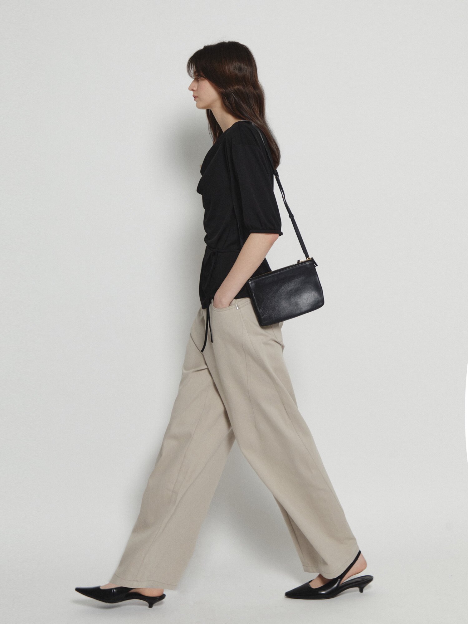 하프 슬리브 카울넥 블라우스 (BLACK)