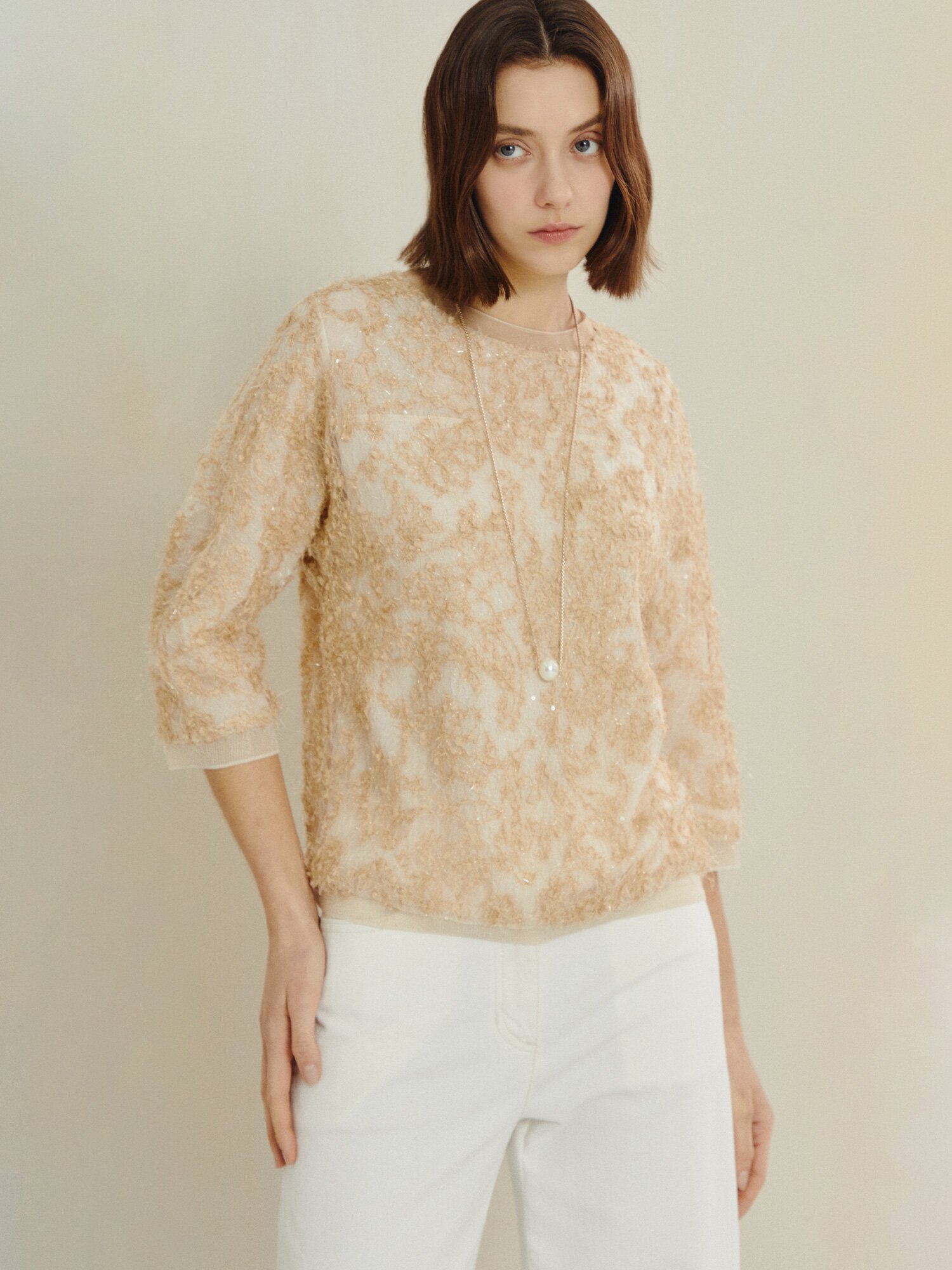 라이트 스팽글 백 버튼 블라우스 (BEIGE)