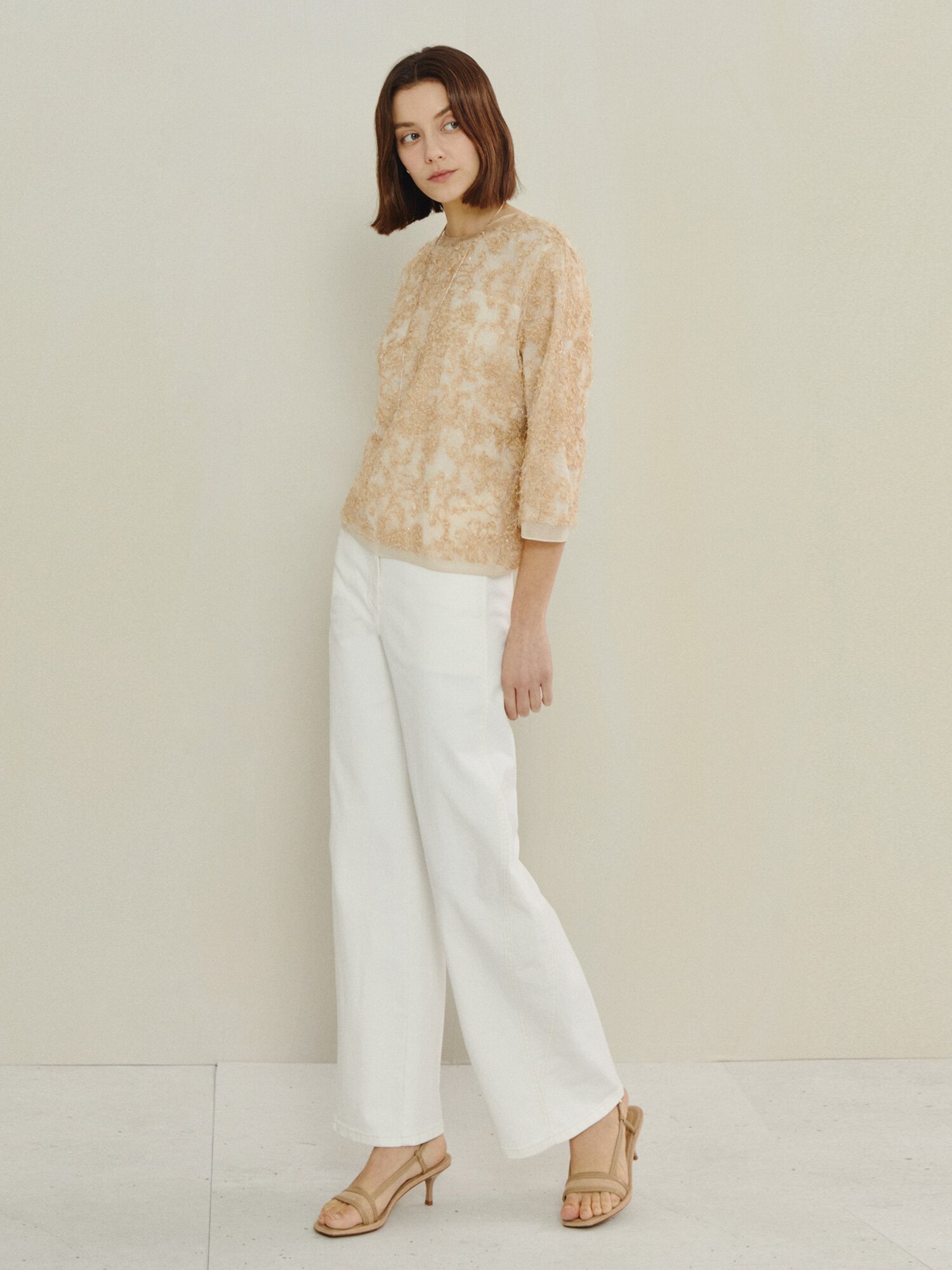 라이트 스팽글 백 버튼 블라우스 (BEIGE)