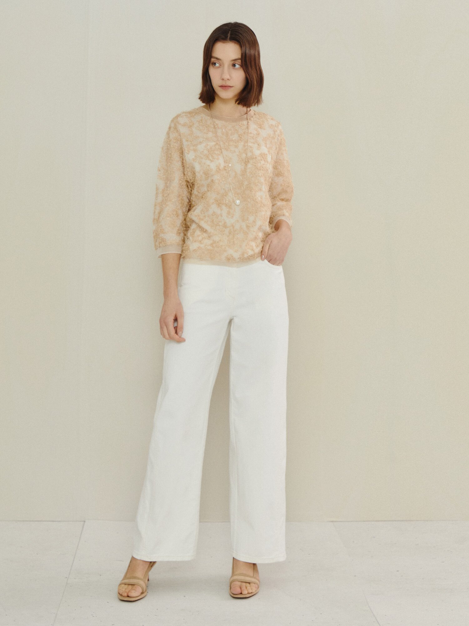 라이트 스팽글 백 버튼 블라우스 (BEIGE)