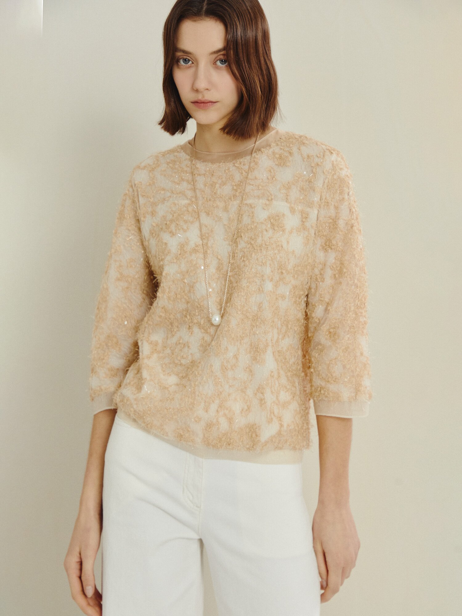 라이트 스팽글 백 버튼 블라우스 (BEIGE)