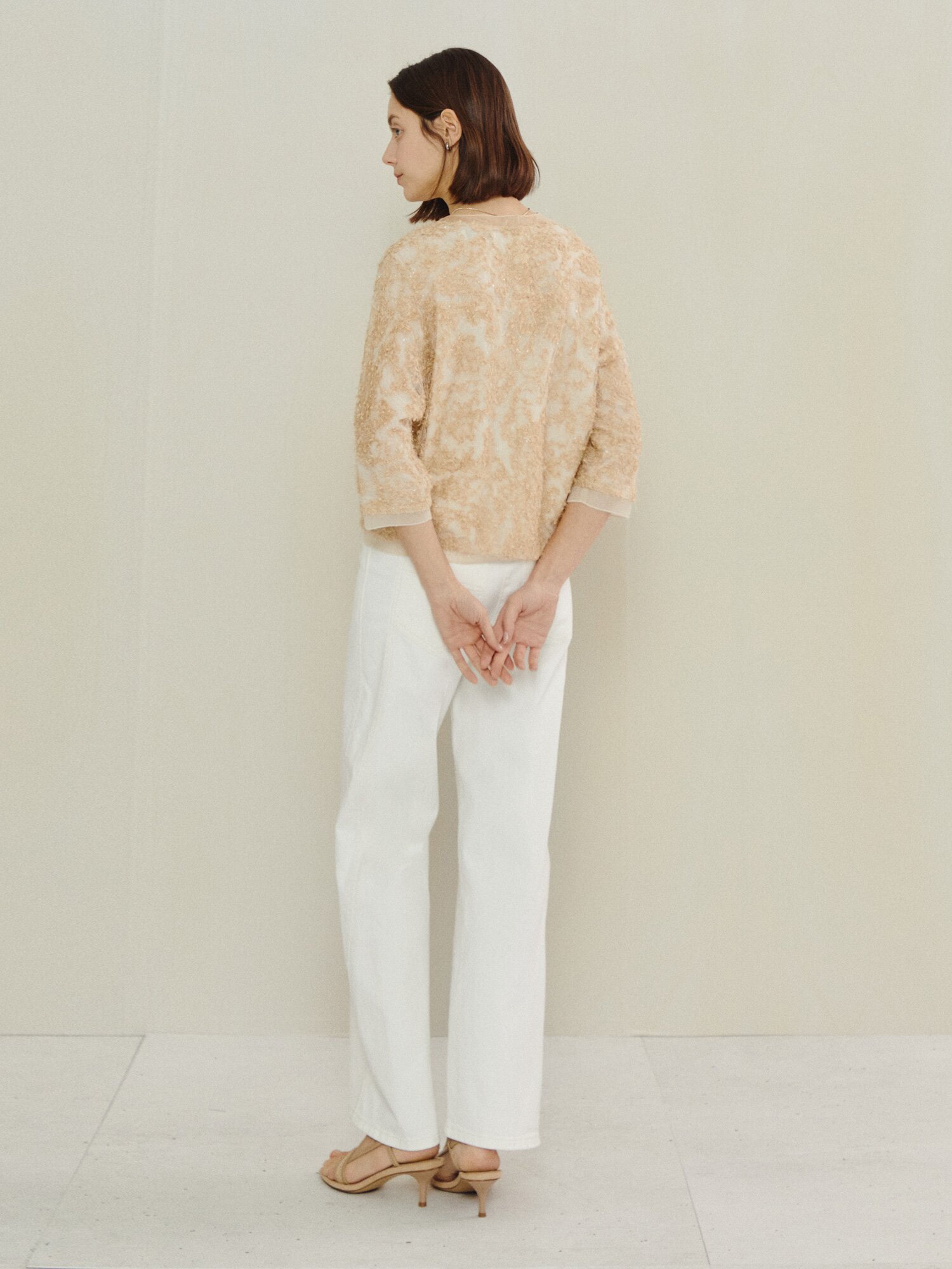 라이트 스팽글 백 버튼 블라우스 (BEIGE)