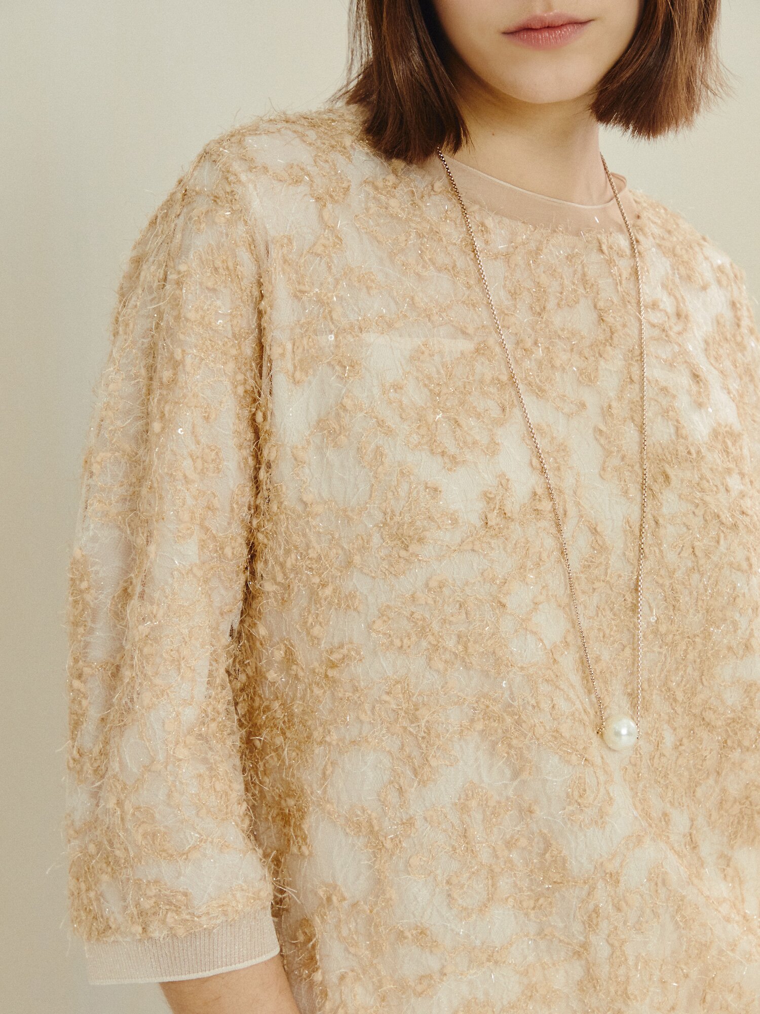 라이트 스팽글 백 버튼 블라우스 (BEIGE)