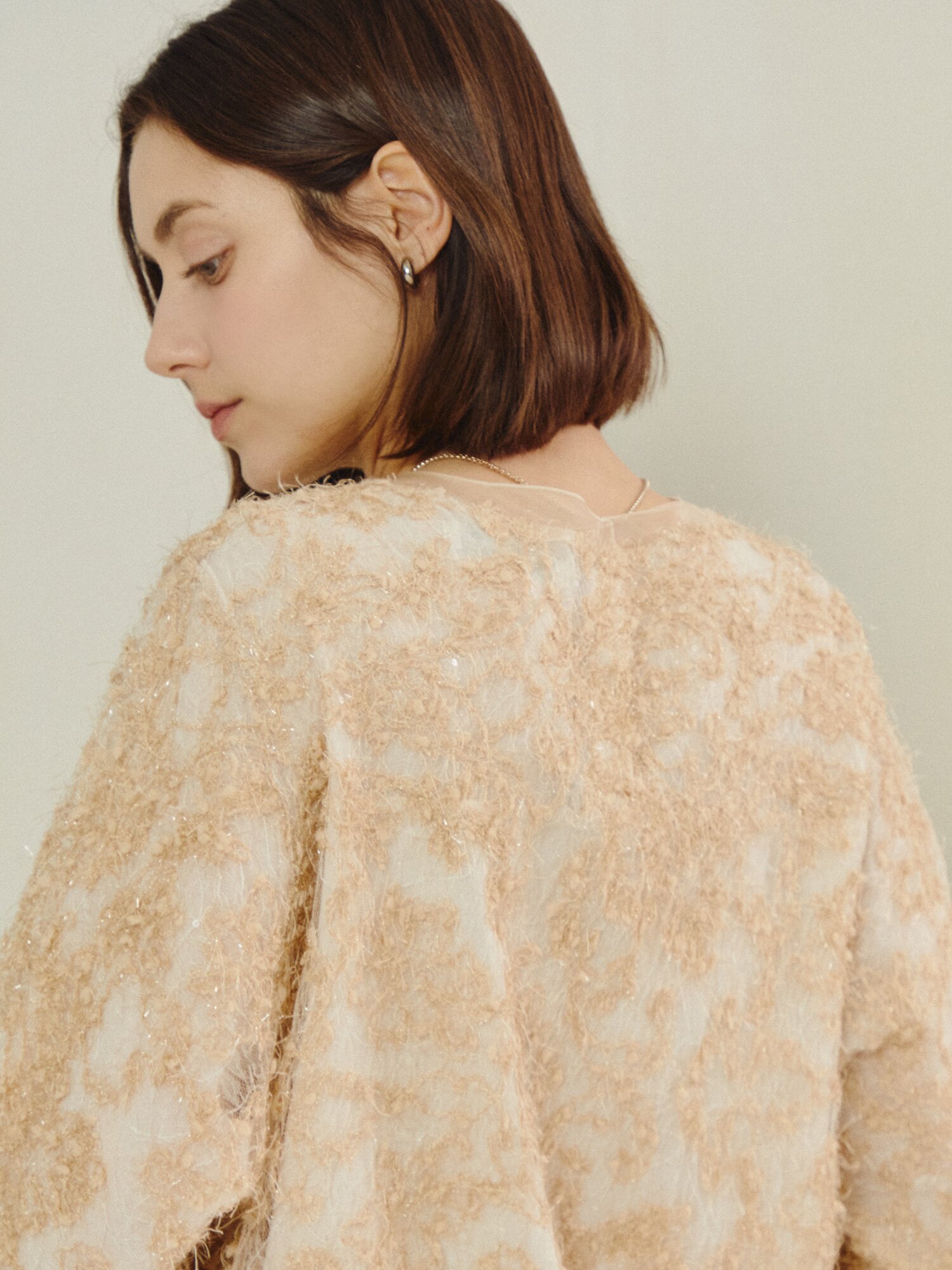 라이트 스팽글 백 버튼 블라우스 (BEIGE)