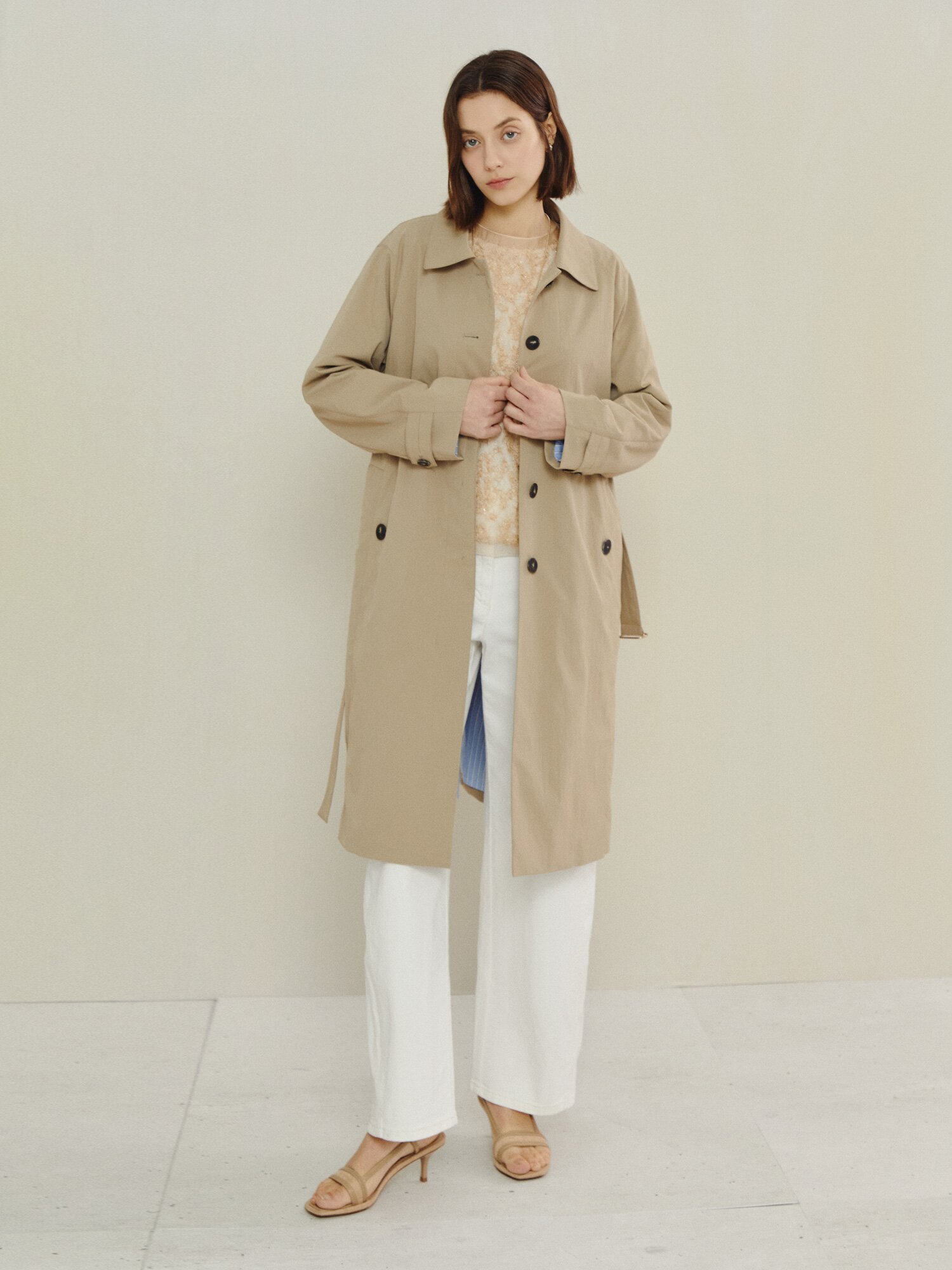 라이트 스팽글 백 버튼 블라우스 (BEIGE)