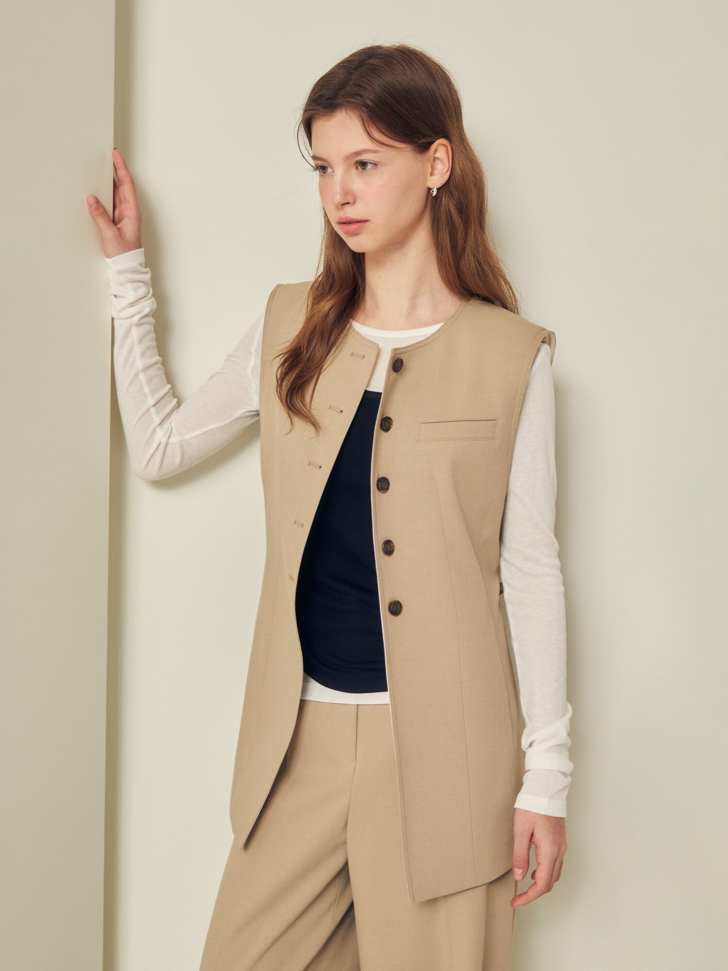 벨티드 버튼 라운드넥 롱 베스트 (BEIGE)