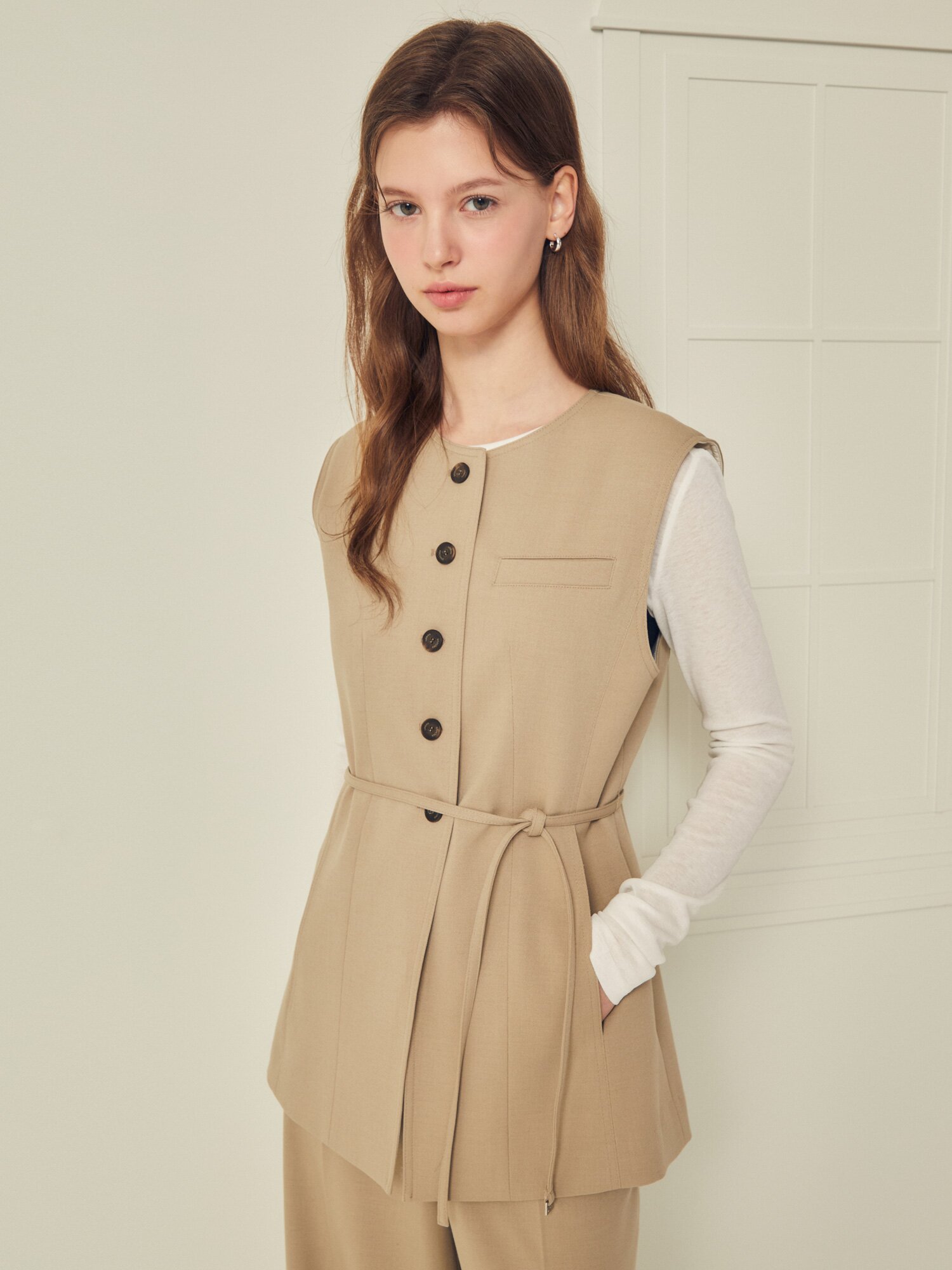 벨티드 버튼 라운드넥 롱 베스트 (BEIGE)