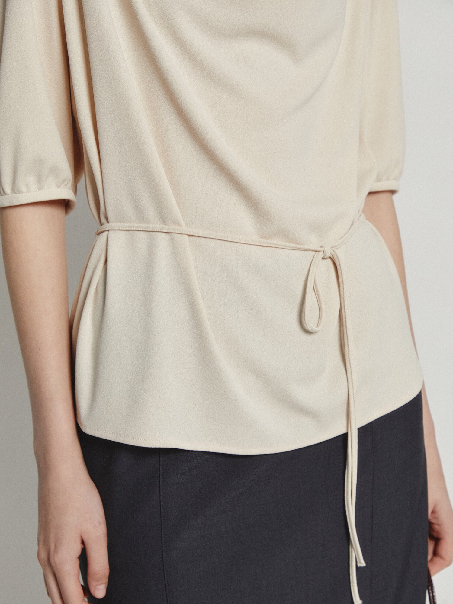 하프 슬리브 카울넥 블라우스 (LIGHT BEIGE)