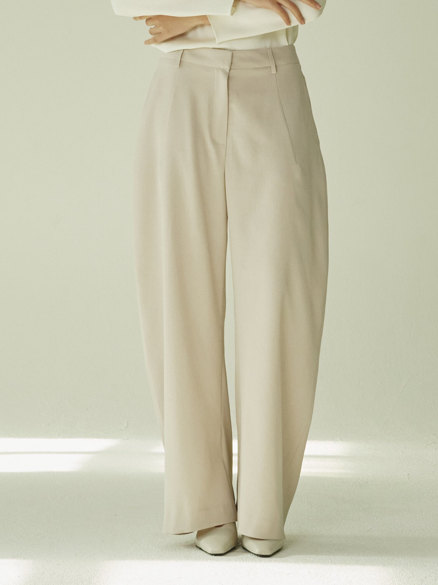 커브드 테일러링 팬츠 - 애쉬 베이지/ Curved Tailoring Pants - A.Beige