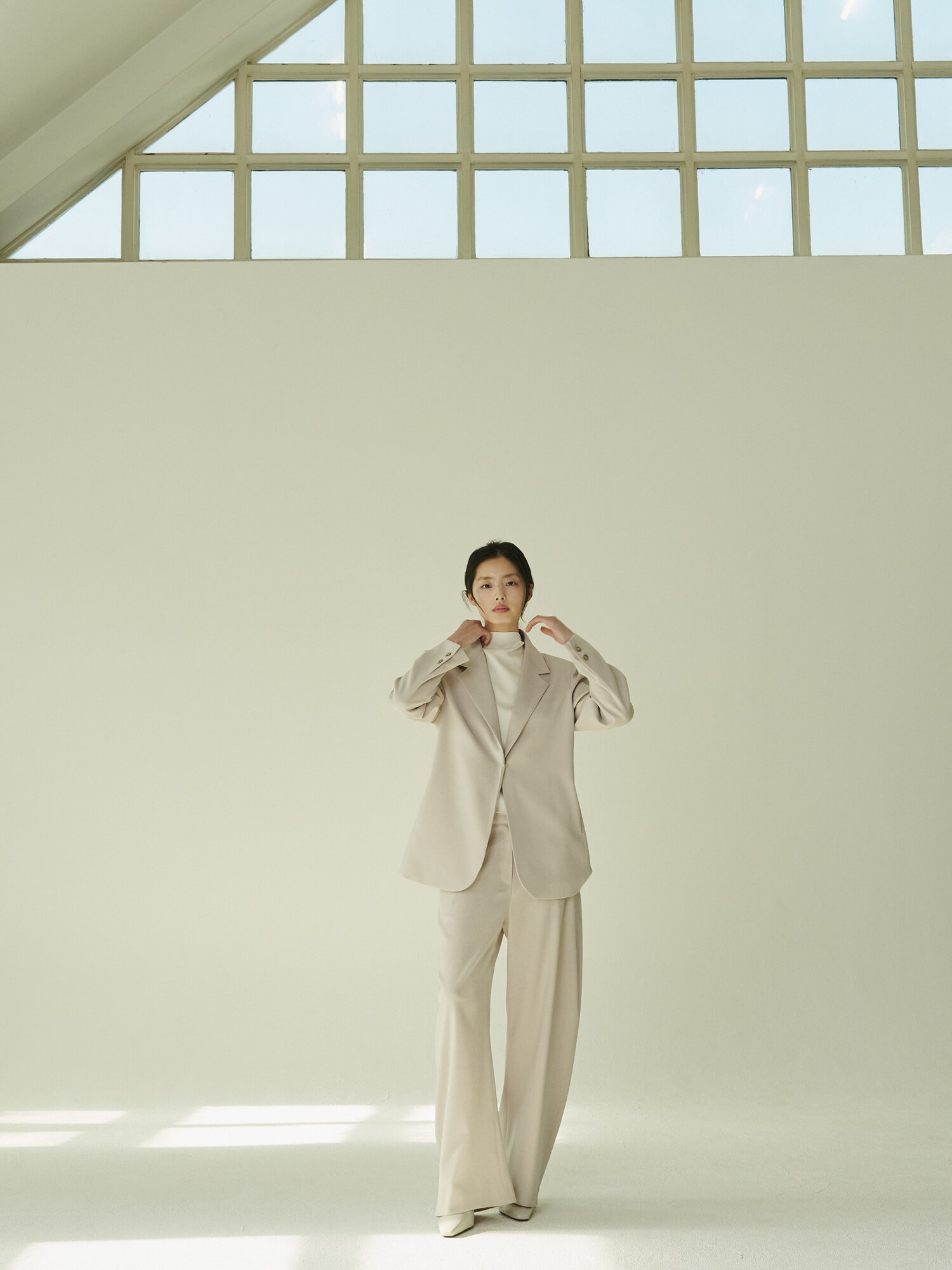 커브드 테일러링 팬츠 - 애쉬 베이지/ Curved Tailoring Pants - A.Beige