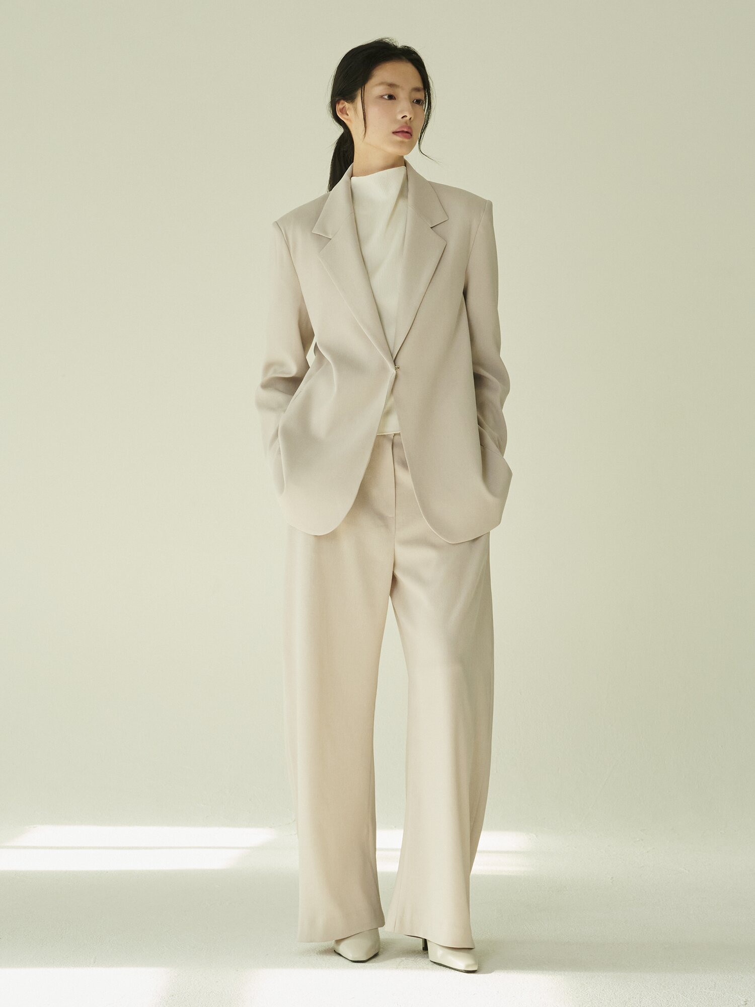커브드 테일러링 팬츠 - 애쉬 베이지/ Curved Tailoring Pants - A.Beige