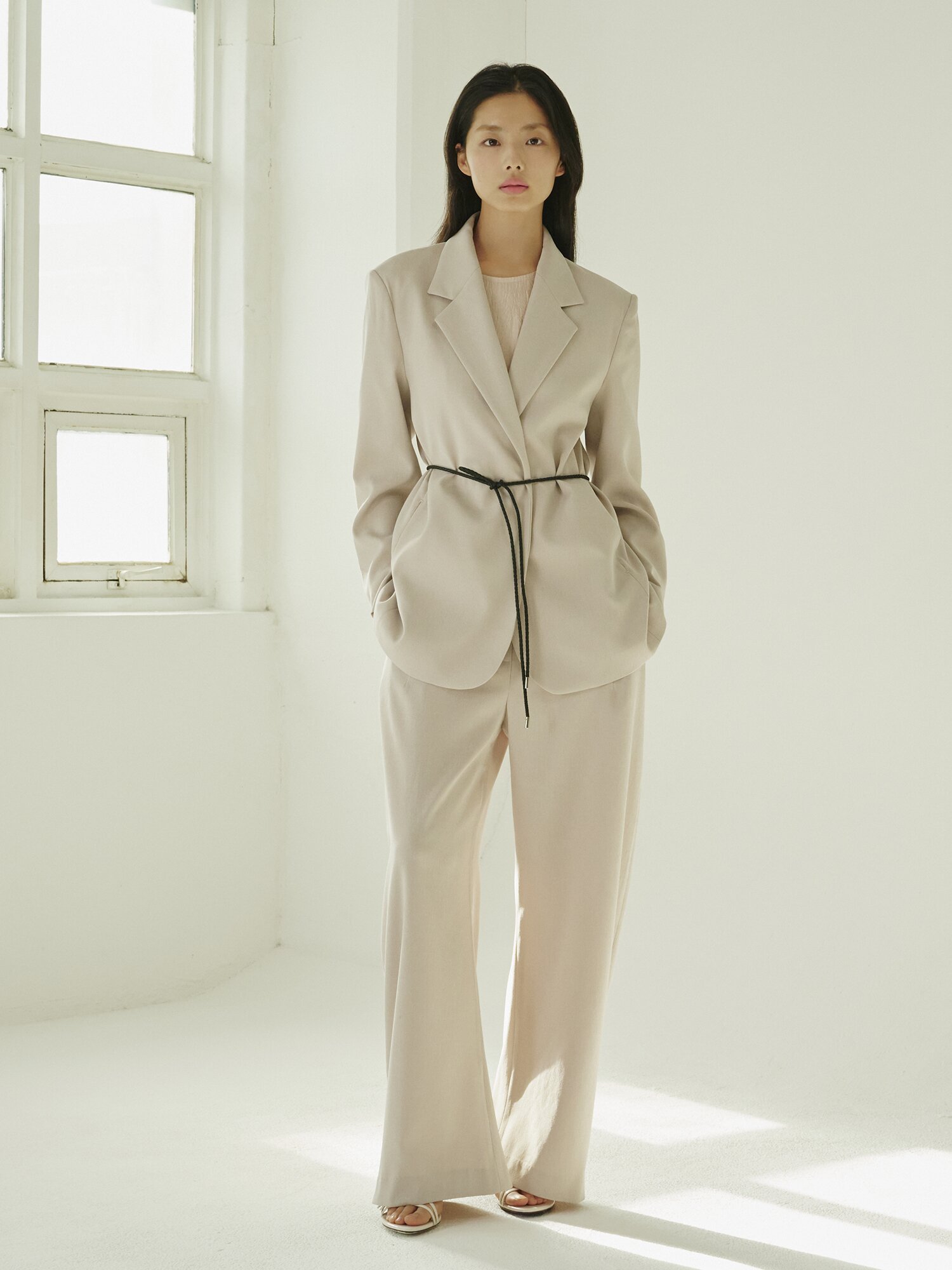 커브드 테일러링 팬츠 - 애쉬 베이지/ Curved Tailoring Pants - A.Beige