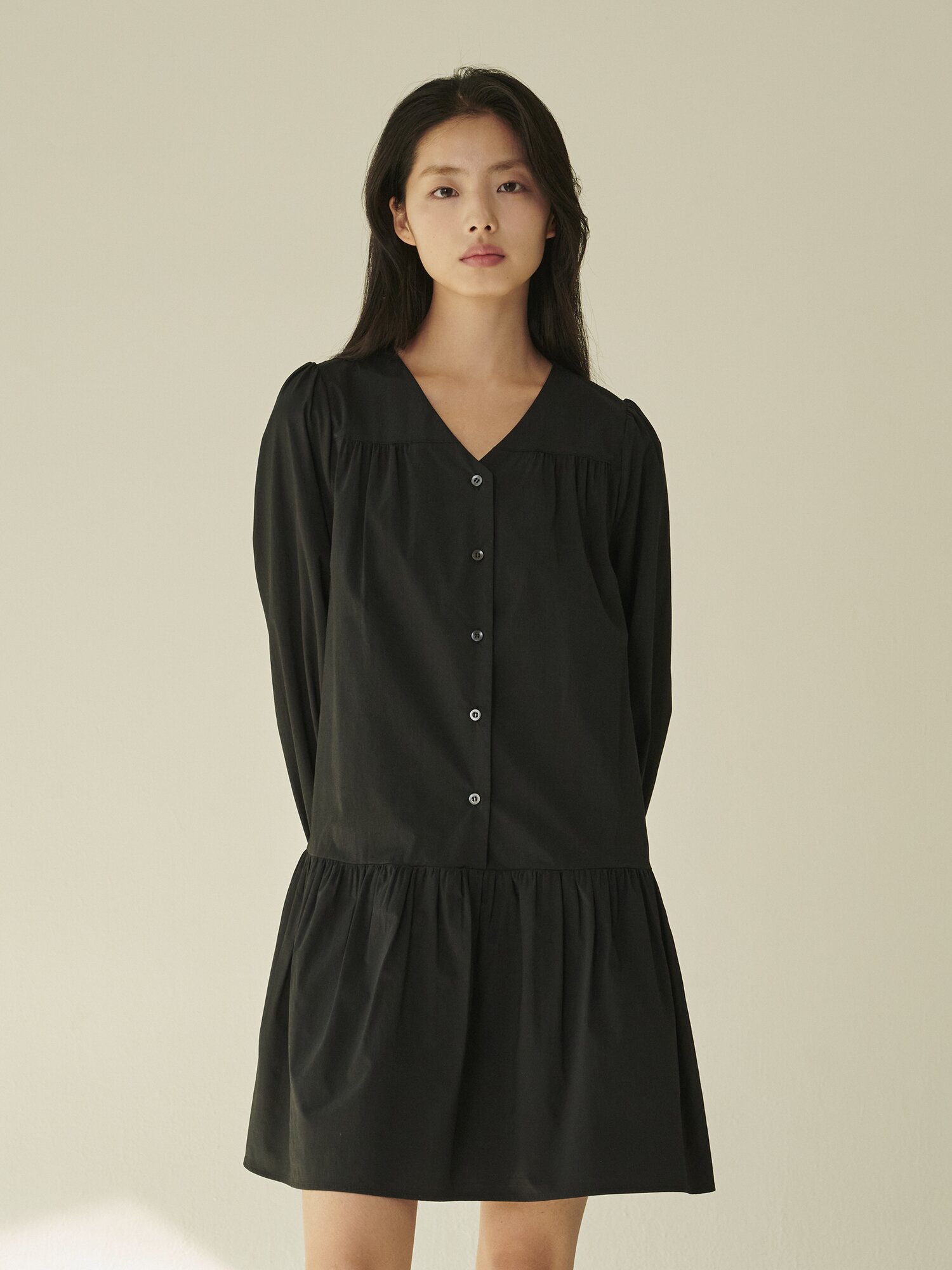 브이넥 셔링 롱슬리브 드레스 - 블랙/ V-Neck Shirring Longsleeve Dress - Black