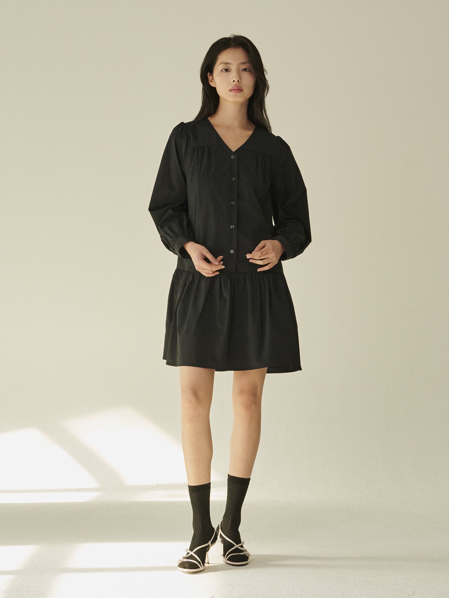 브이넥 셔링 롱슬리브 드레스 - 블랙/ V-Neck Shirring Longsleeve Dress - Black