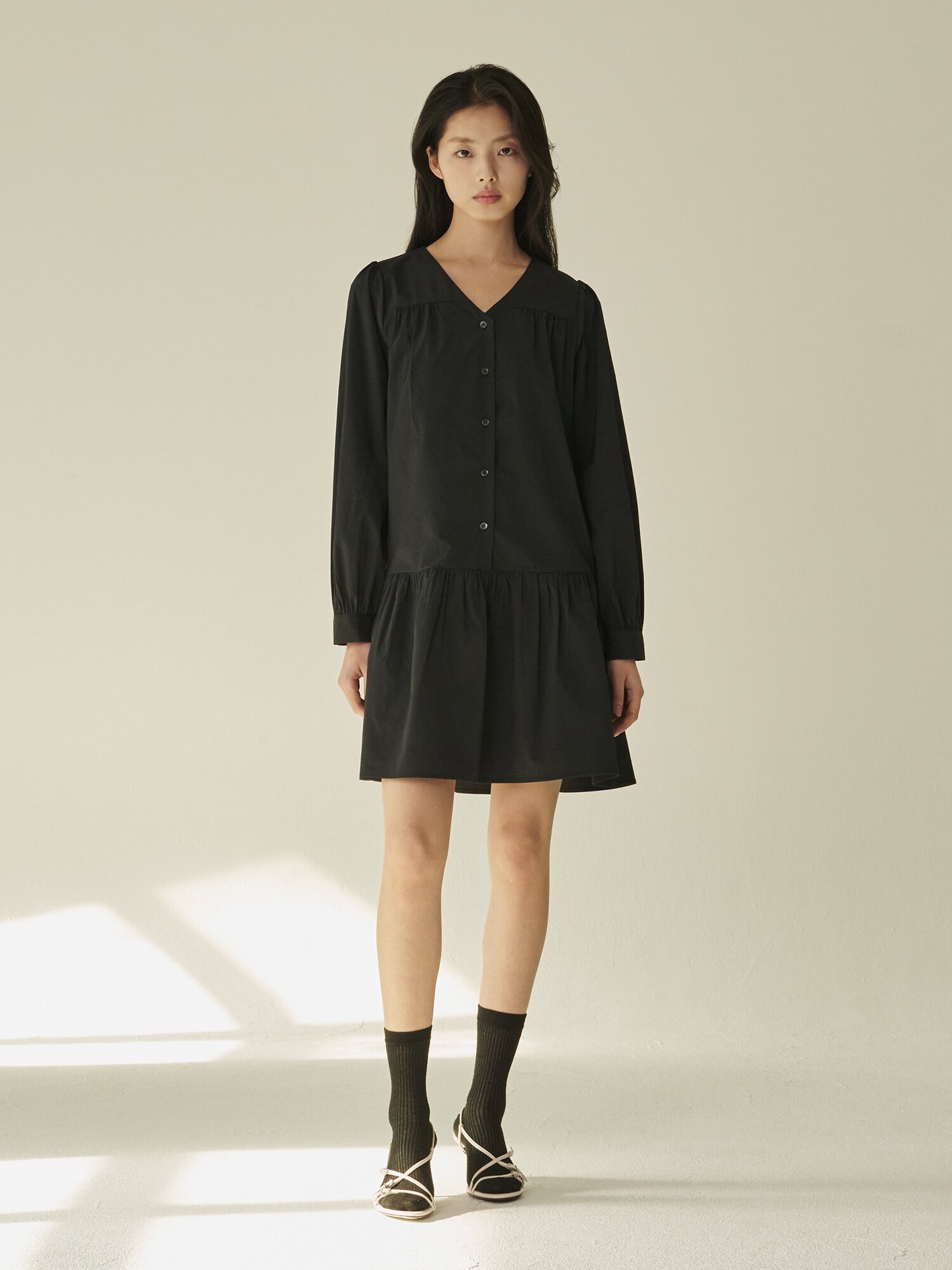 브이넥 셔링 롱슬리브 드레스 - 블랙/ V-Neck Shirring Longsleeve Dress - Black
