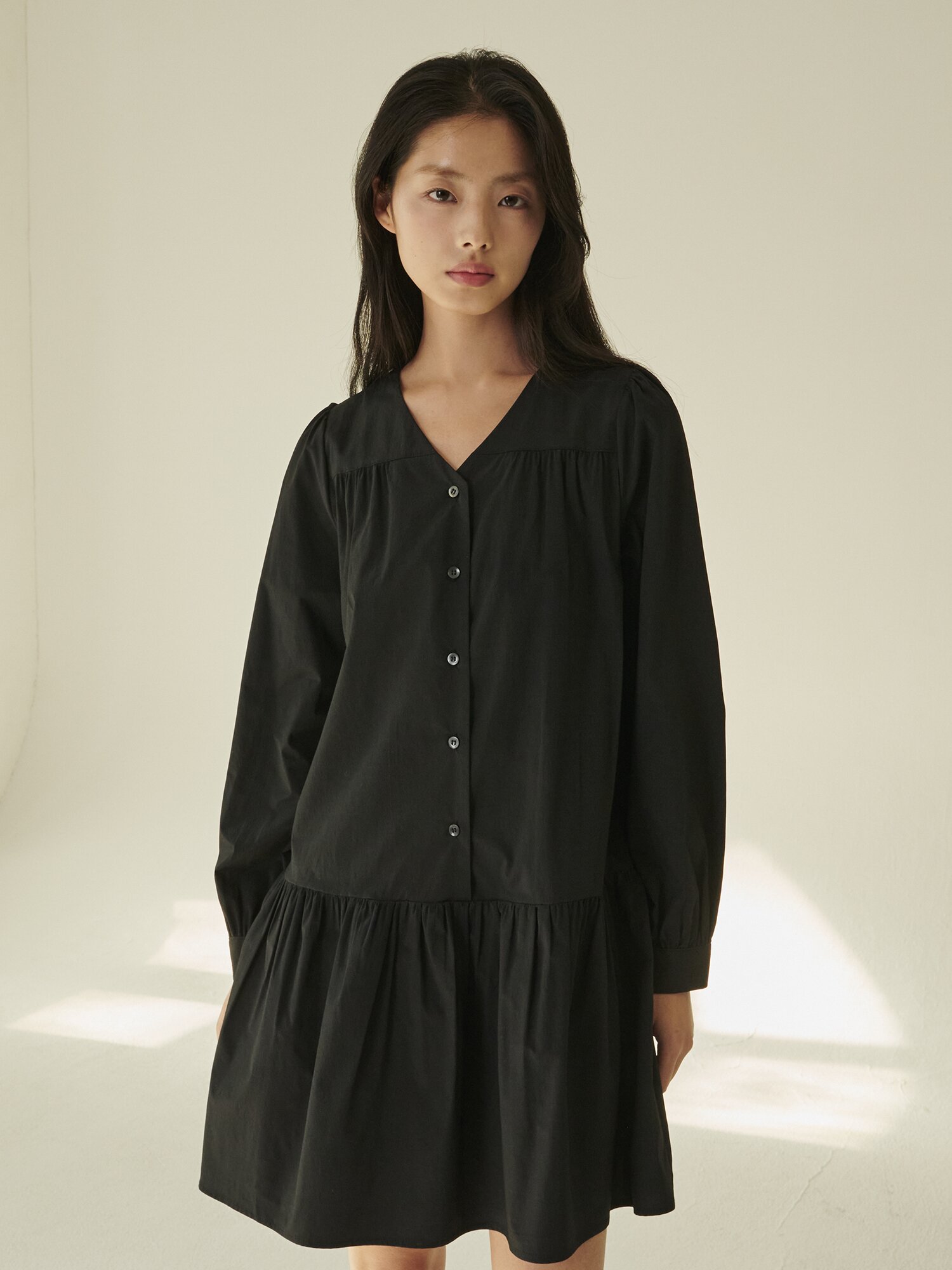 브이넥 셔링 롱슬리브 드레스 - 블랙/ V-Neck Shirring Longsleeve Dress - Black