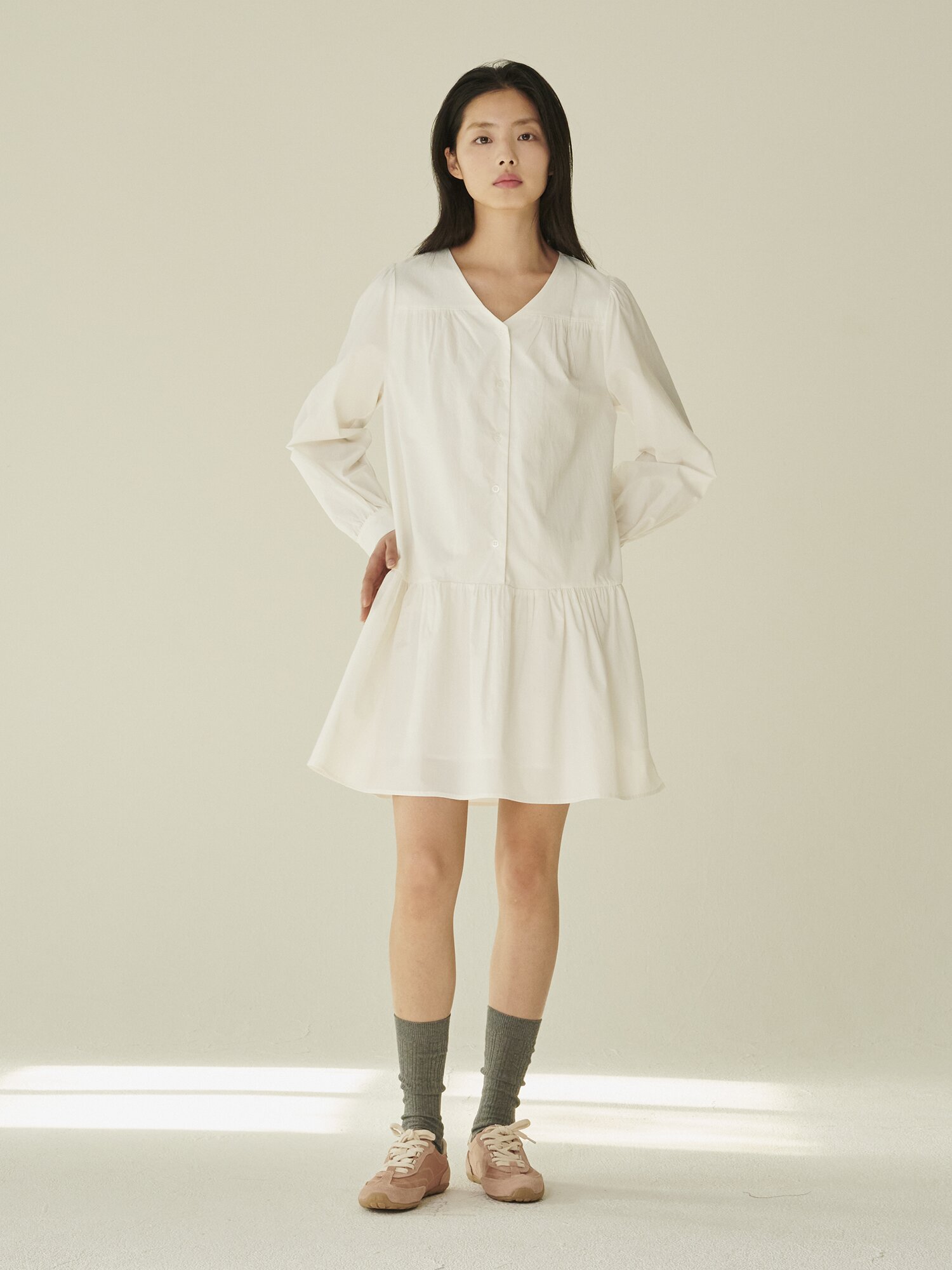 브이넥 셔링 롱슬리브 드레스 - 화이트/ V-Neck Shirring Longsleeve Dress - White