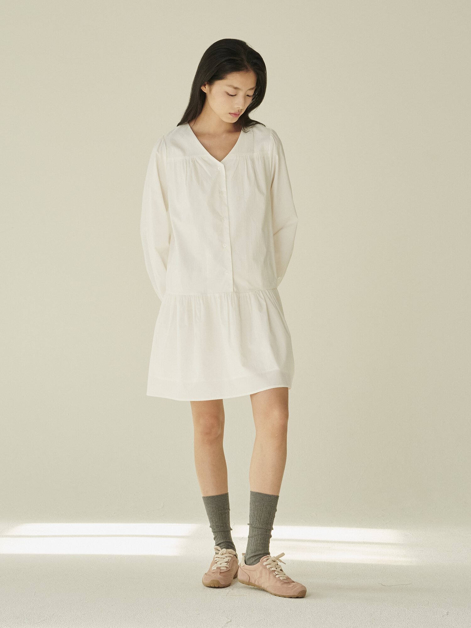브이넥 셔링 롱슬리브 드레스 - 화이트/ V-Neck Shirring Longsleeve Dress - White