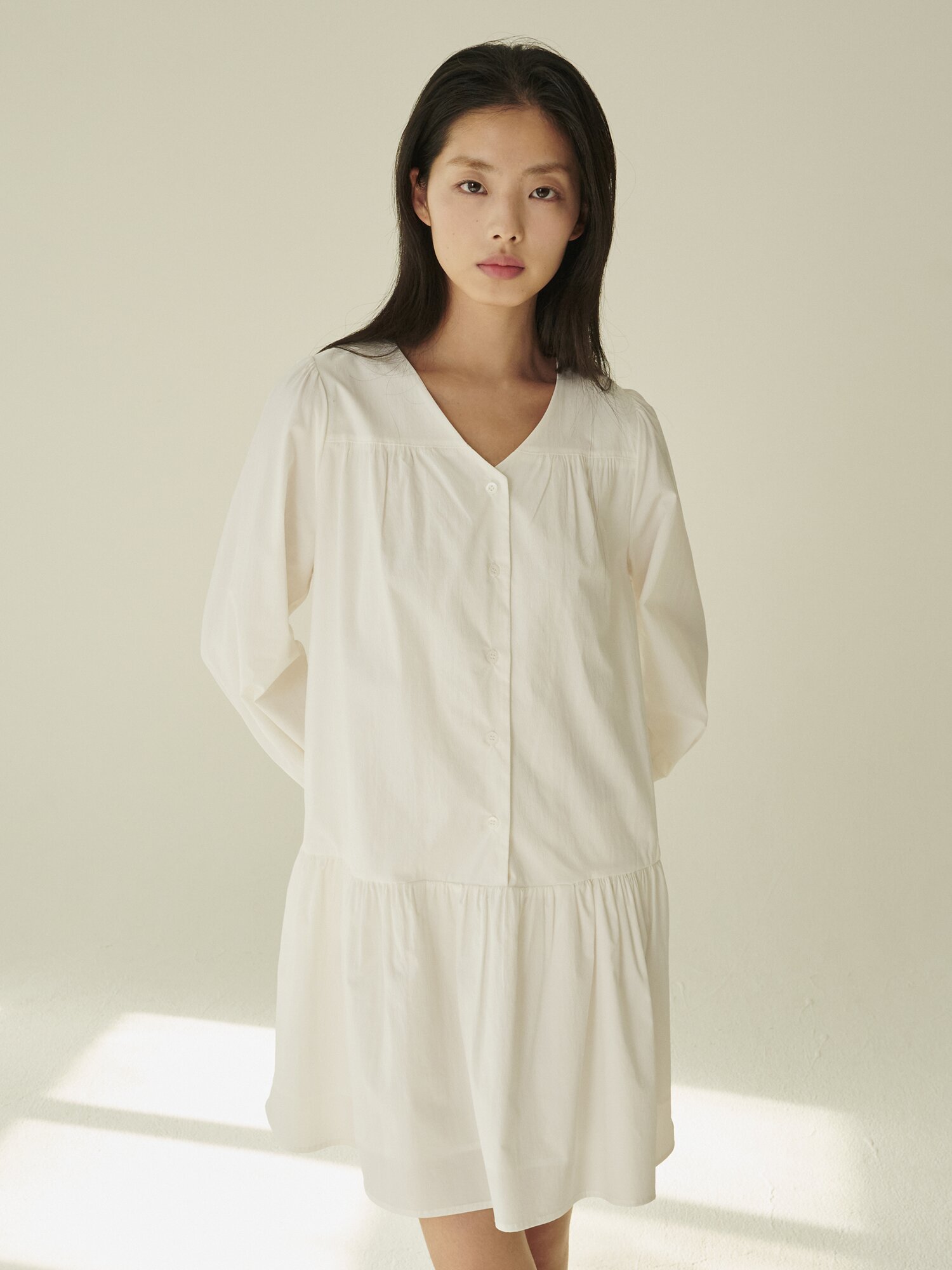 브이넥 셔링 롱슬리브 드레스 - 화이트/ V-Neck Shirring Longsleeve Dress - White