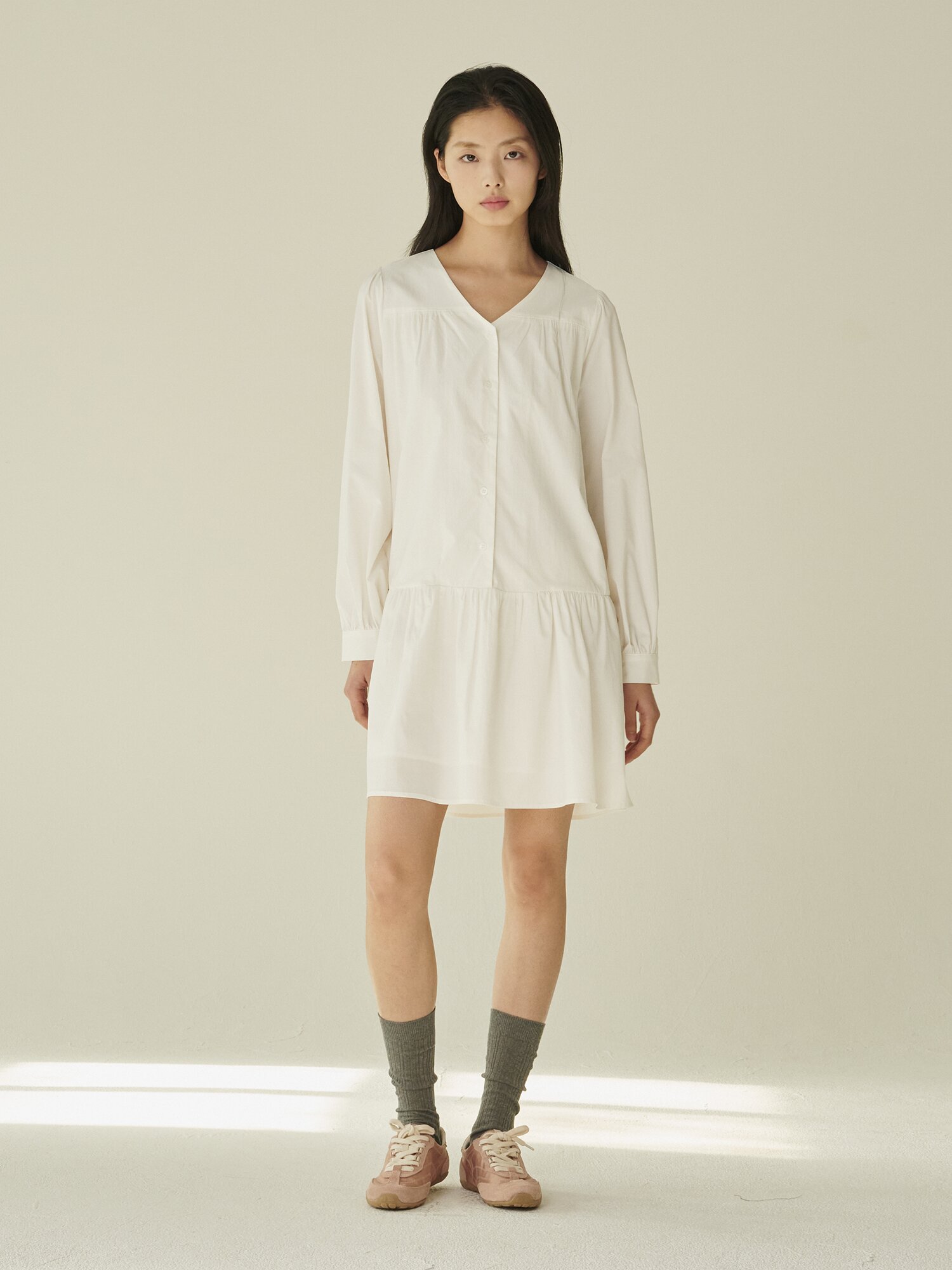 브이넥 셔링 롱슬리브 드레스 - 화이트/ V-Neck Shirring Longsleeve Dress - White