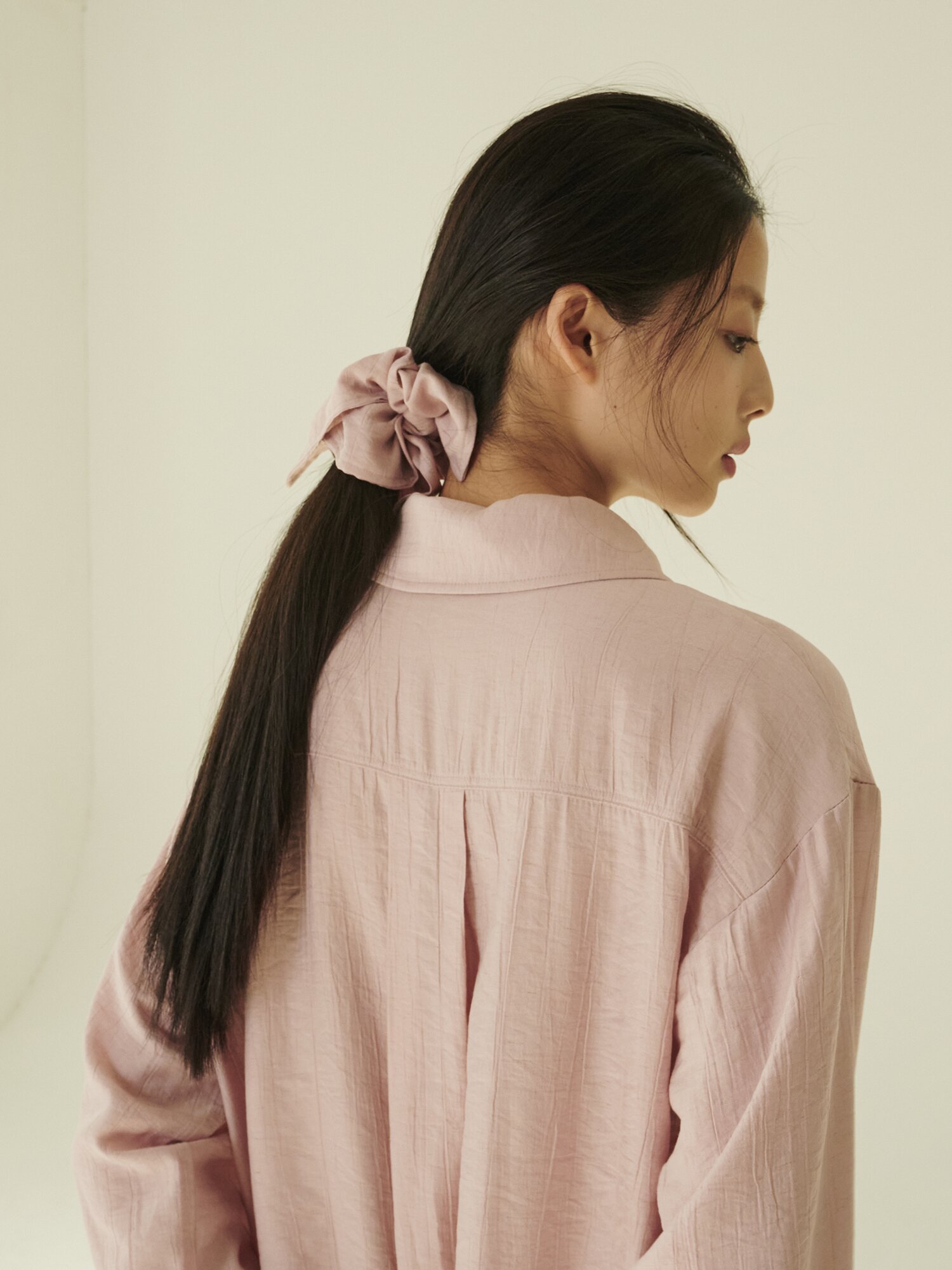 루즈핏 린넨 셔츠 + 스크런치 SET - 핑크/ Loose Fit Linen Shirt + Scrunchie Set - Pink