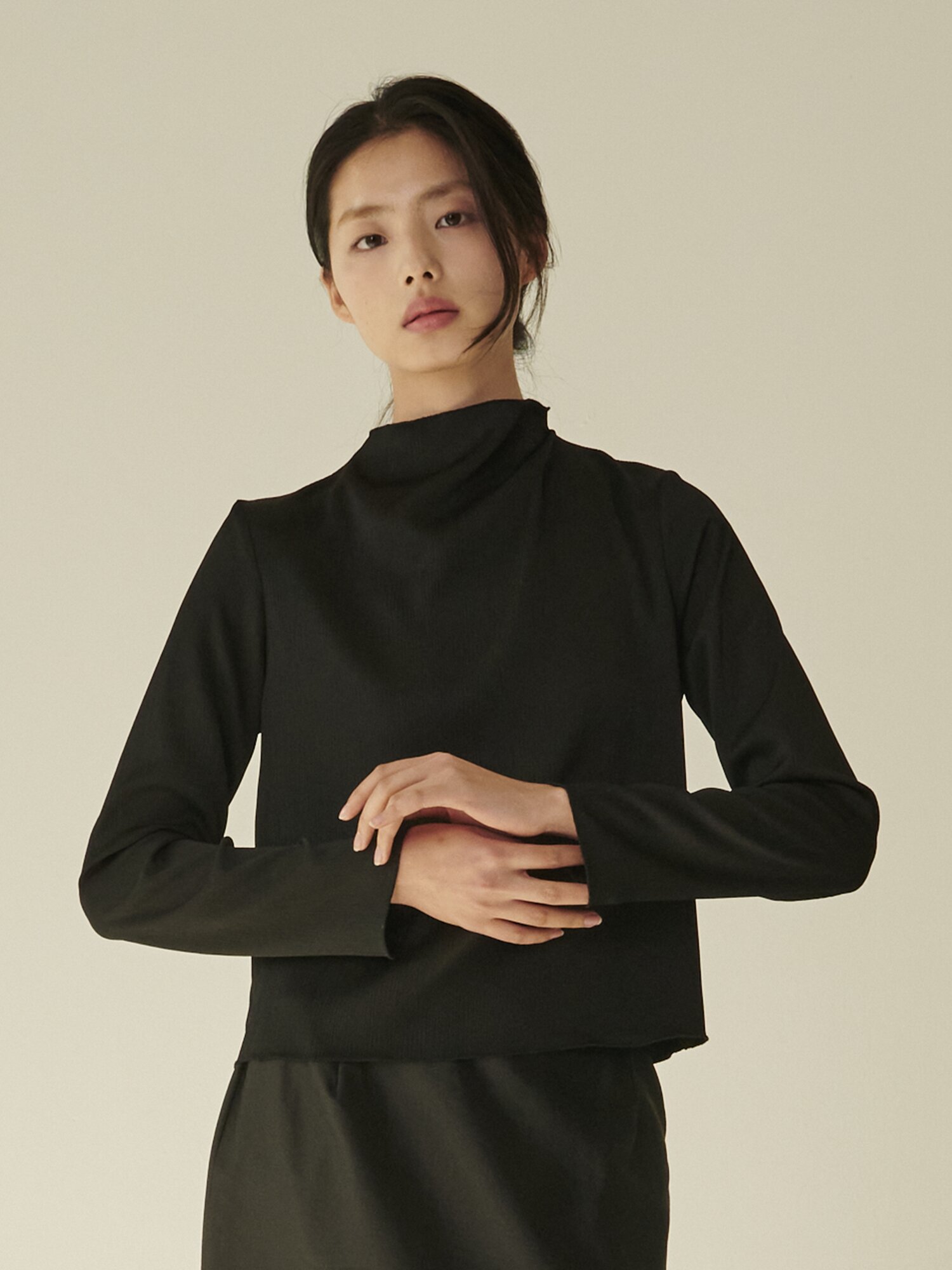 하프넥 실키 블라우스 - 블랙/ Half‑Neck Silky Blouse - Black