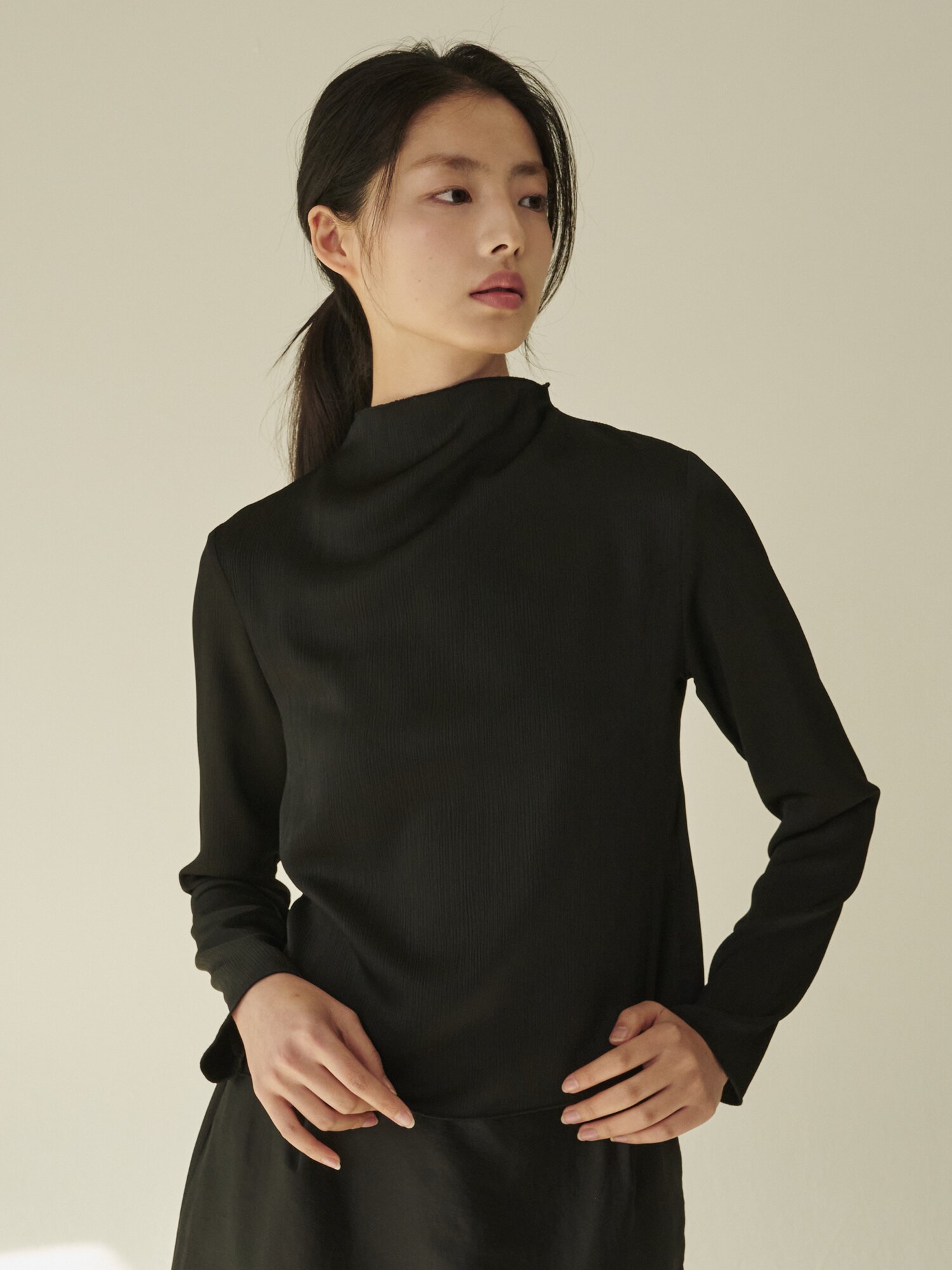 하프넥 실키 블라우스 - 블랙/ Half‑Neck Silky Blouse - Black