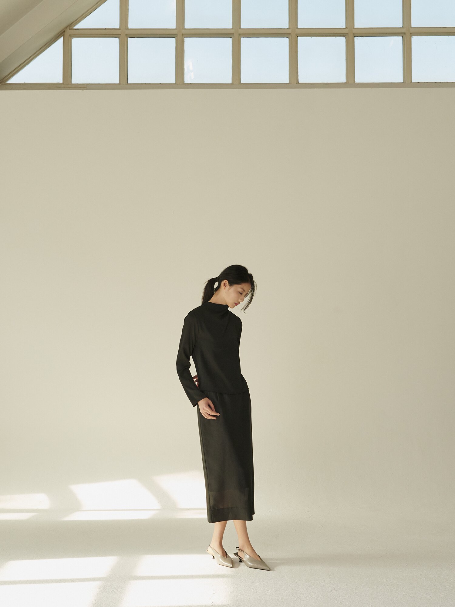 하프넥 실키 블라우스 - 블랙/ Half‑Neck Silky Blouse - Black