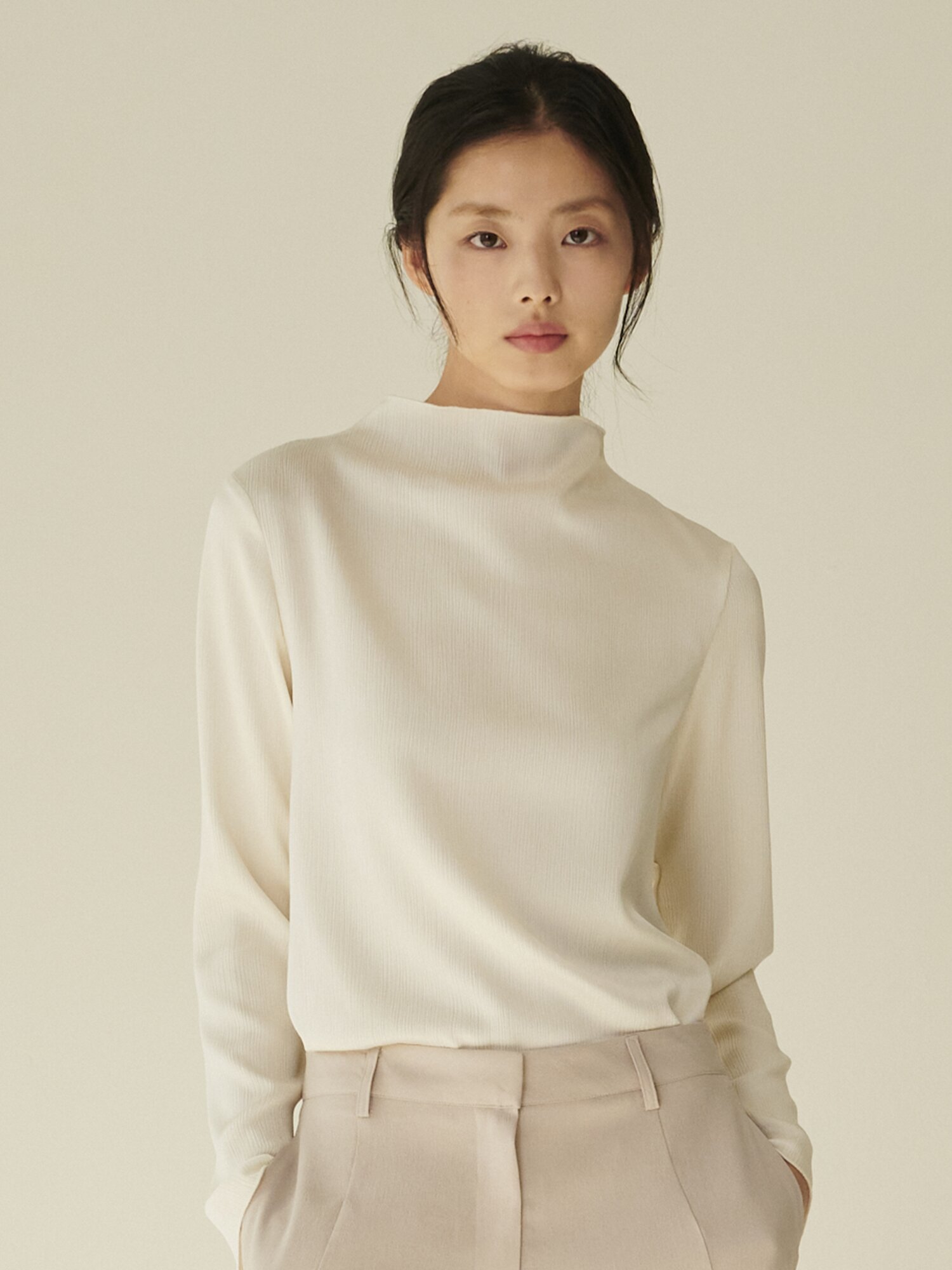 하프넥 실키 블라우스 - 크림/ Half‑Neck Silky Blouse - Cream