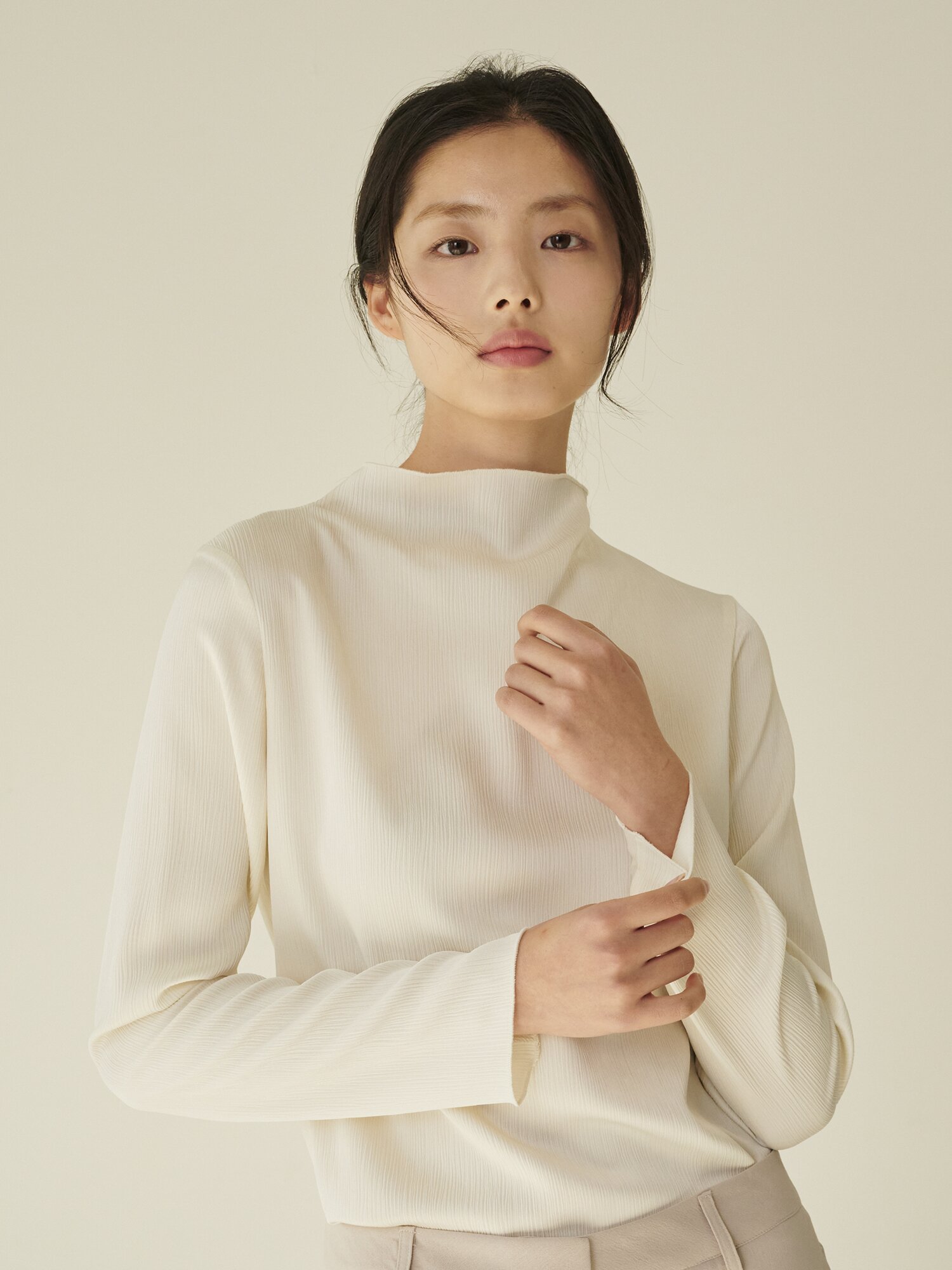 하프넥 실키 블라우스 - 크림/ Half‑Neck Silky Blouse - Cream