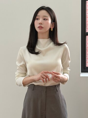 하프넥 실키 블라우스 - 크림/ Half‑Neck Silky Blouse - Cream
