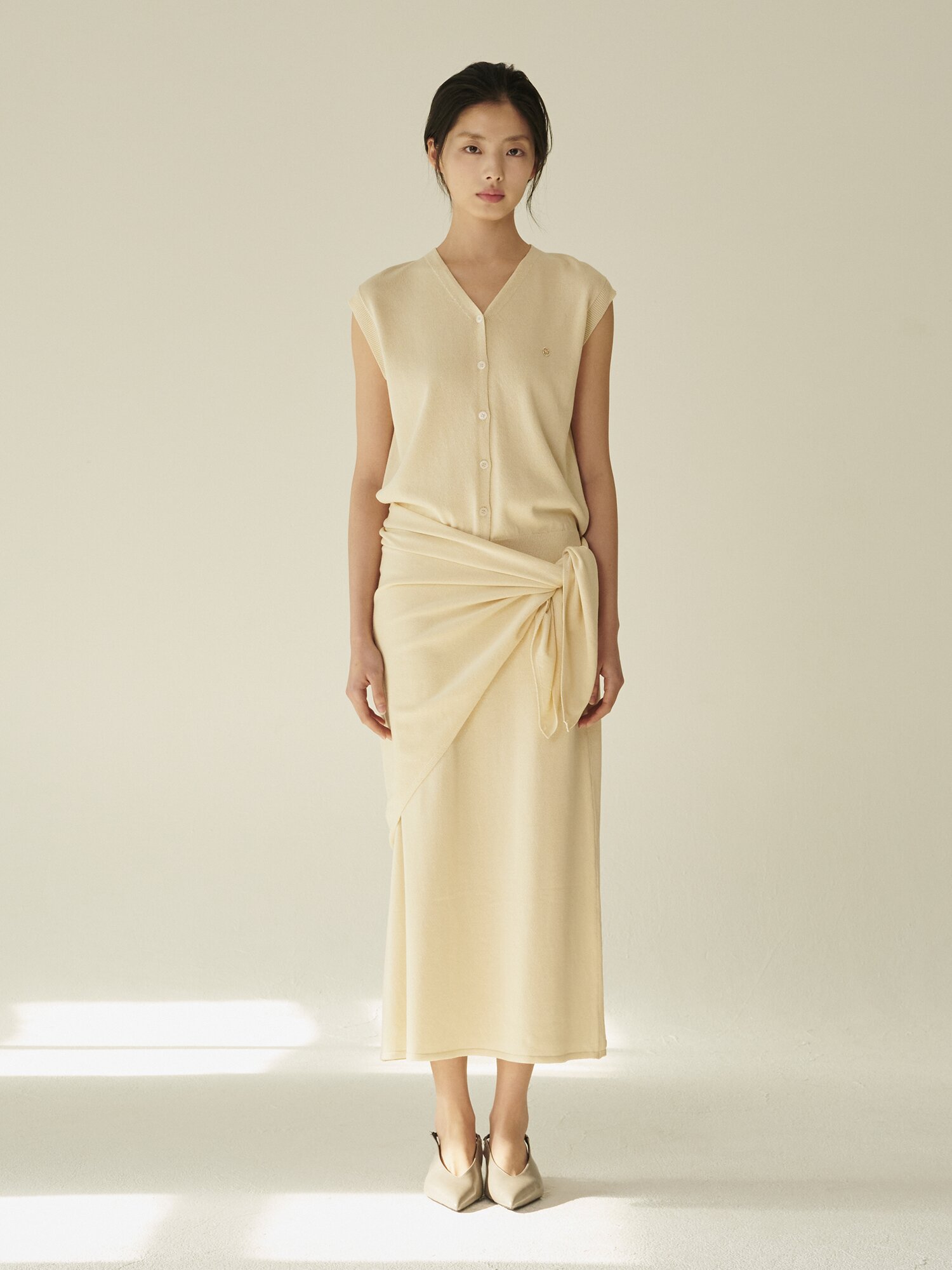 [세트] 린넨 슬리브리스 가디건 + 스커트 + 숄 - 라이트 베이지/ [Set] Linen Sleeveless Cardigan + Skirt + Shawl - L.Beige