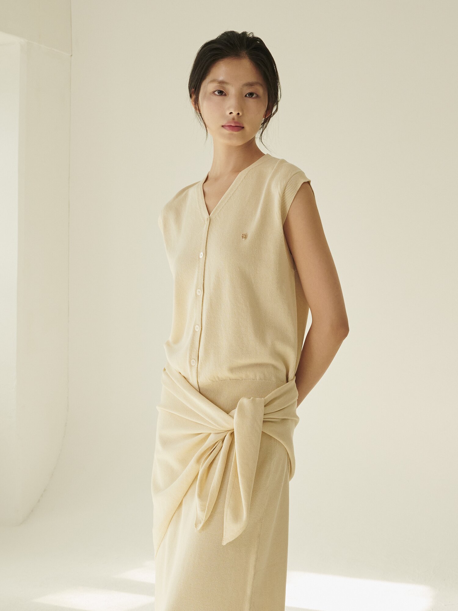 [세트] 린넨 슬리브리스 가디건 + 스커트 + 숄 - 라이트 베이지/ [Set] Linen Sleeveless Cardigan + Skirt + Shawl - L.Beige