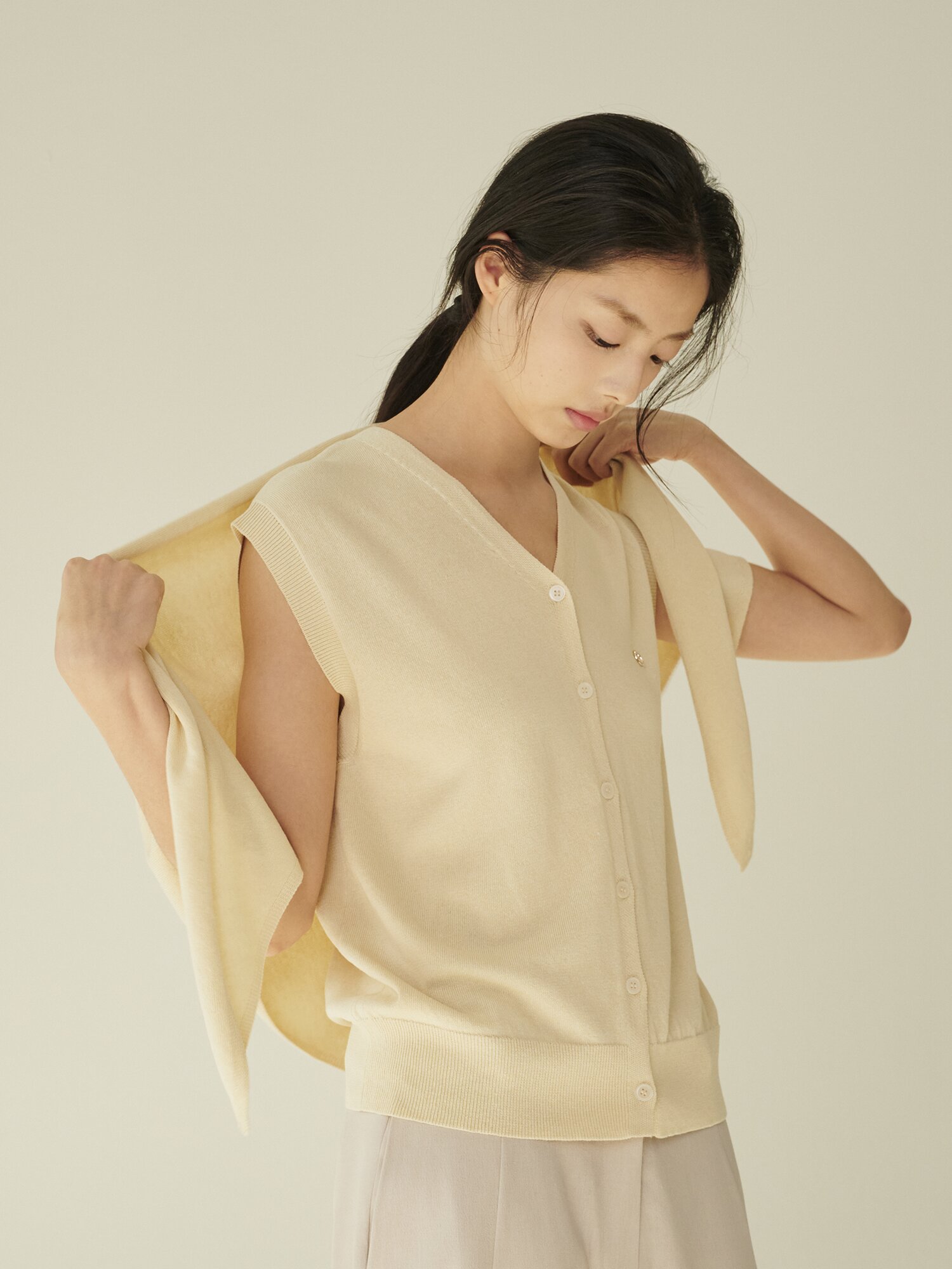 [세트] 린넨 슬리브리스 가디건 + 스커트 + 숄 - 라이트 베이지/ [Set] Linen Sleeveless Cardigan + Skirt + Shawl - L.Beige